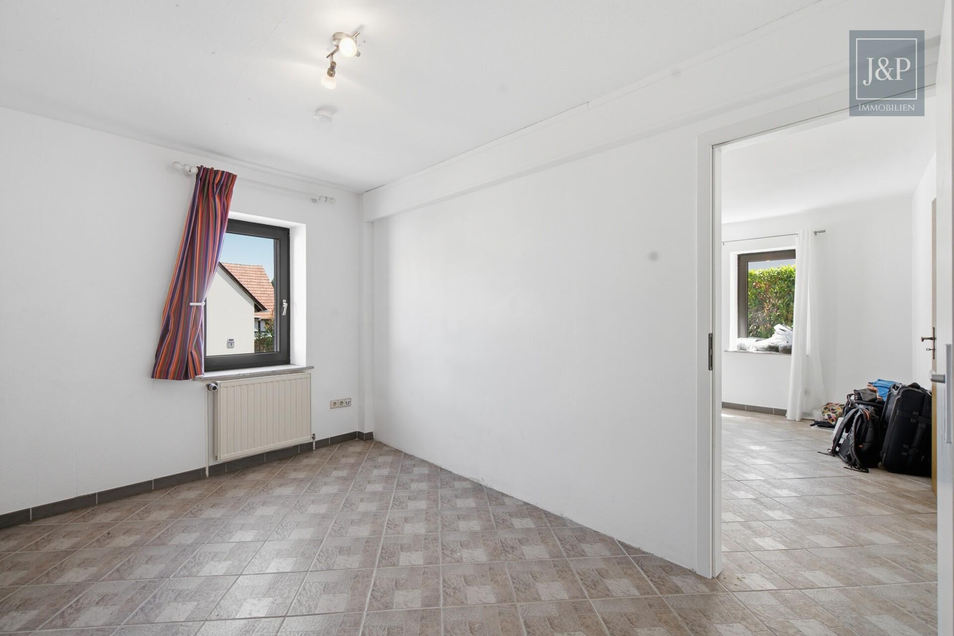 Freistehendes Einfamilienhaus mit traumhaftem Wohnzimmer, Garten & Ausbaureserve - Zimmer 2 EG
