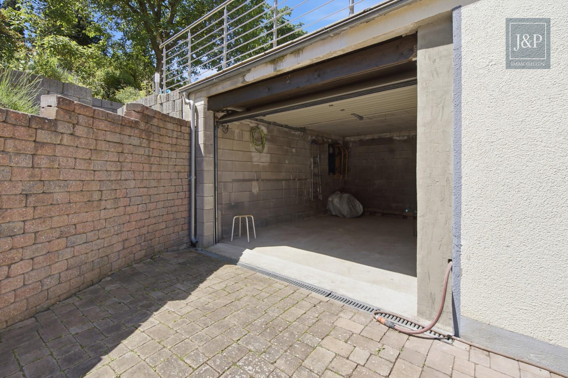 Freistehendes Einfamilienhaus mit traumhaftem Wohnzimmer, Garten & Ausbaureserve - Garage