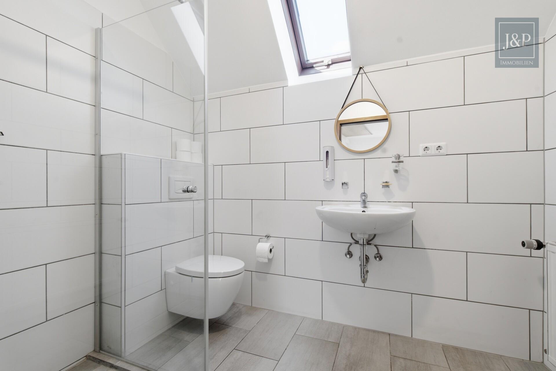 Freistehendes Einfamilienhaus mit traumhaftem Wohnzimmer, Garten & Ausbaureserve - Bad OG