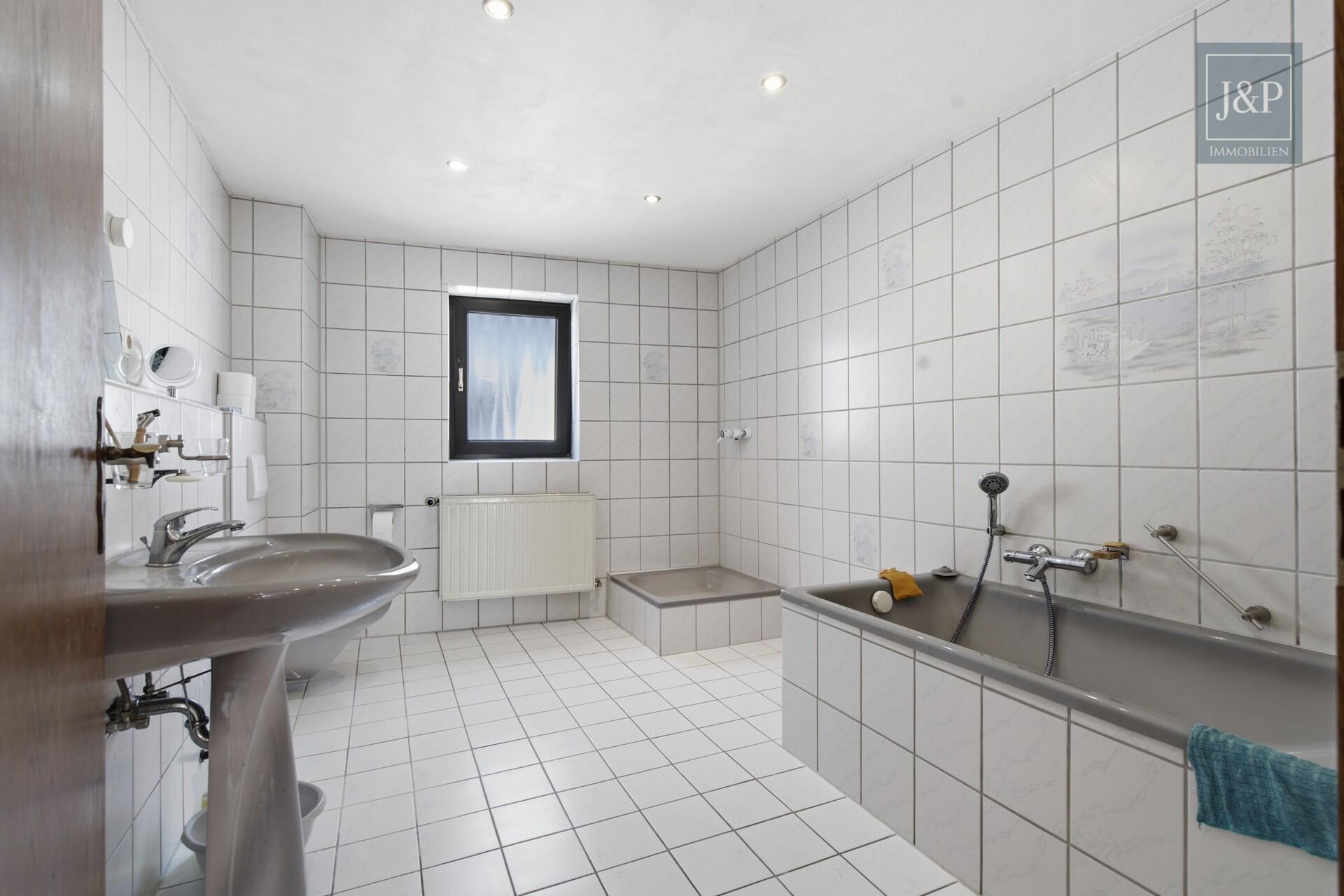 Freistehendes Einfamilienhaus mit traumhaftem Wohnzimmer, Garten & Ausbaureserve - Bad EG