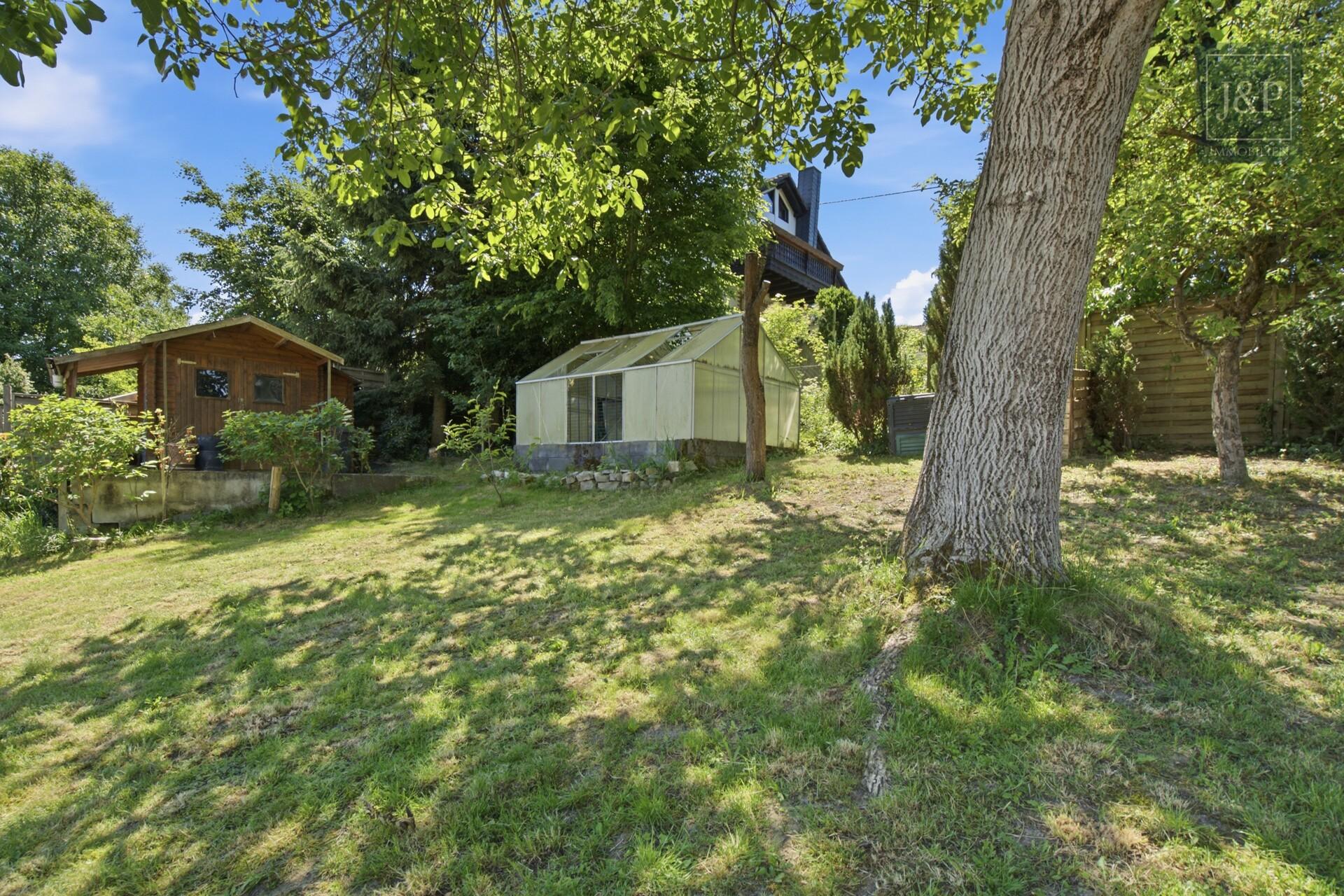Freistehendes Einfamilienhaus mit traumhaftem Wohnzimmer, Garten & Ausbaureserve - Garten