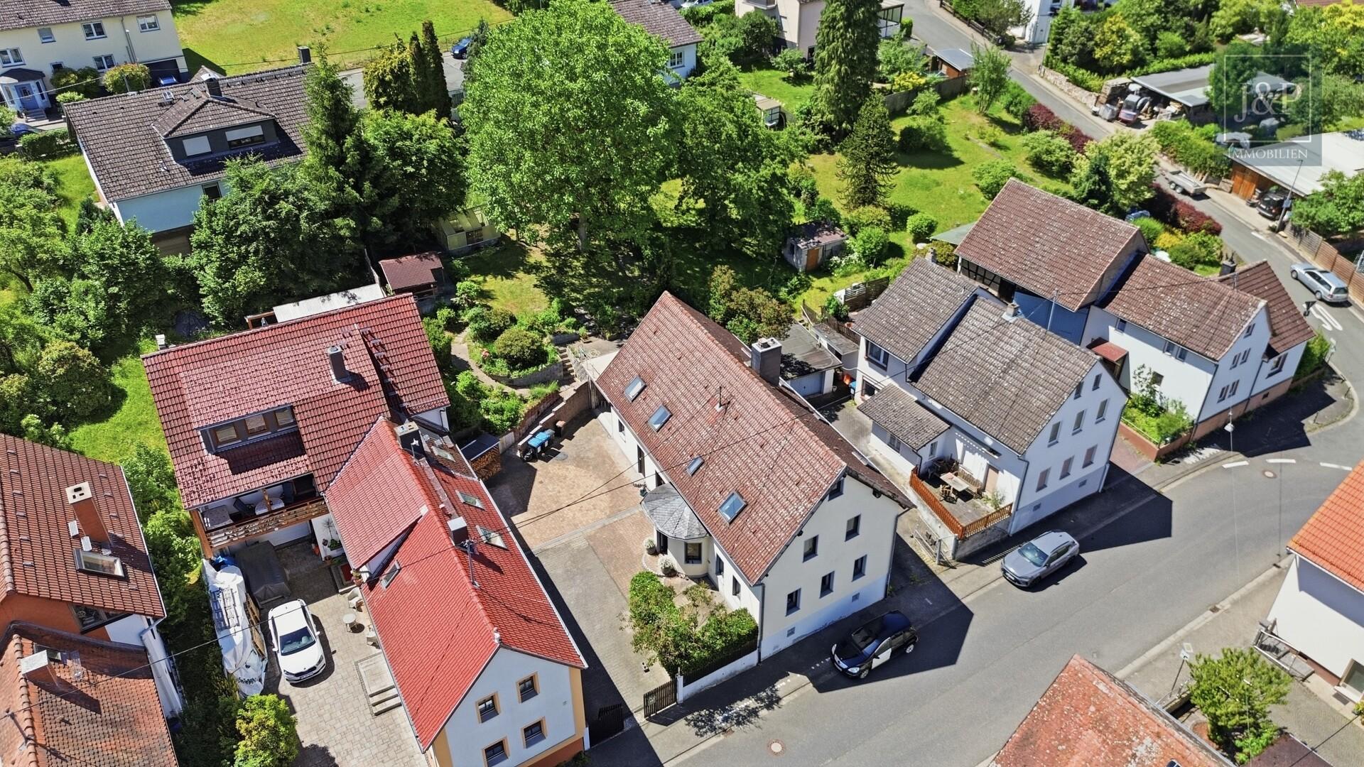 Freistehendes Einfamilienhaus mit traumhaftem Wohnzimmer, Garten & Ausbaureserve - Aussenansicht