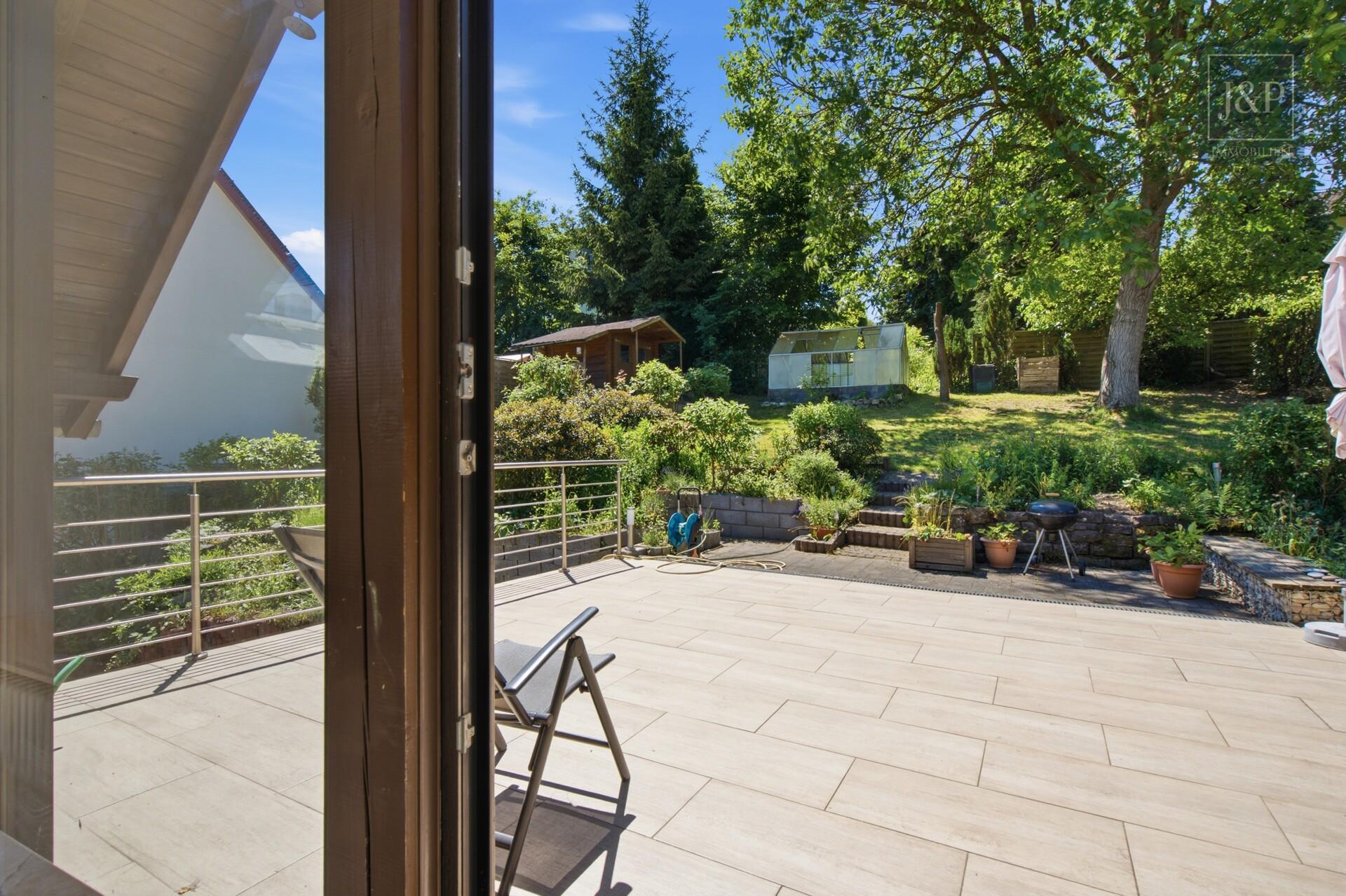 Freistehendes Einfamilienhaus mit traumhaftem Wohnzimmer, Garten & Ausbaureserve - Terrasse