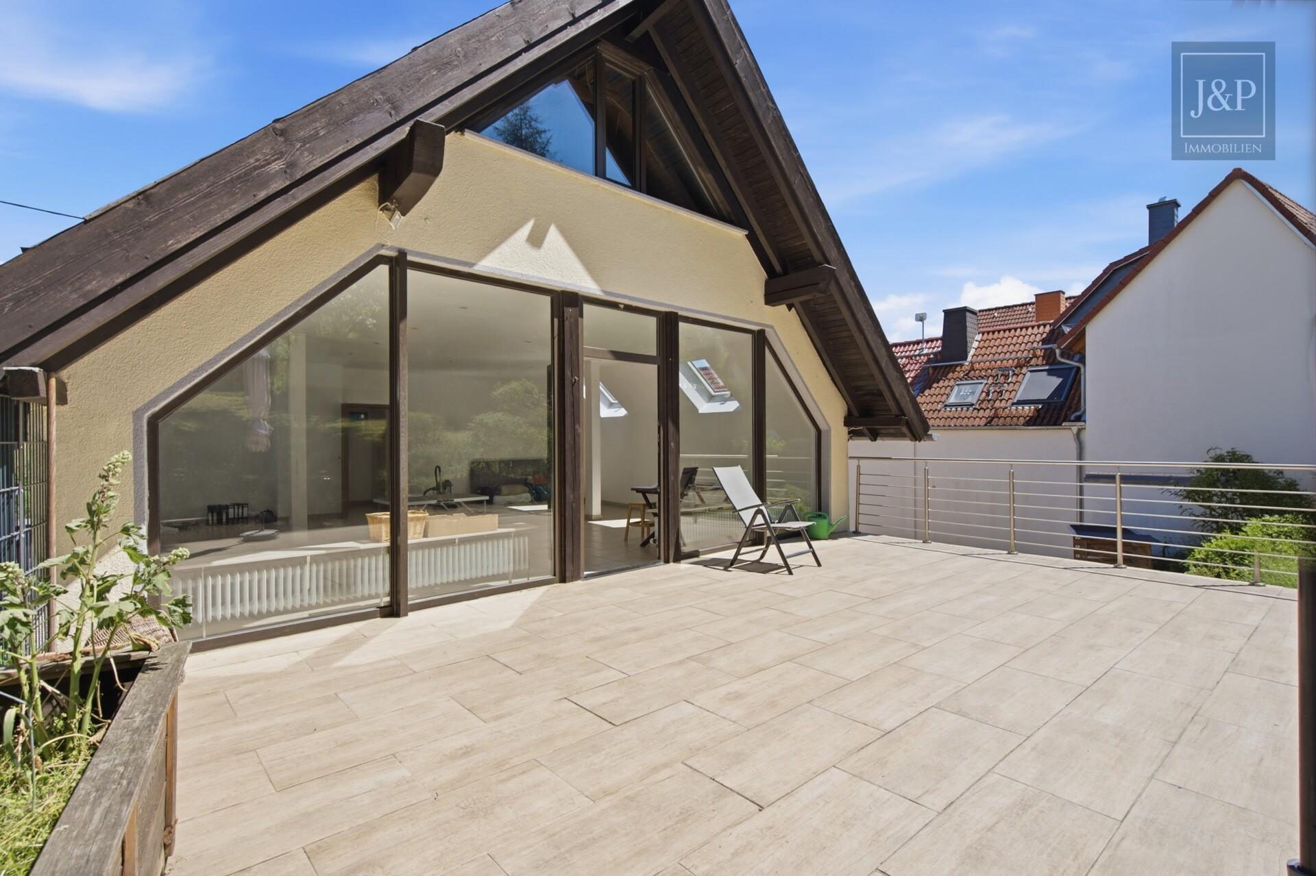 Freistehendes Einfamilienhaus mit traumhaftem Wohnzimmer, Garten & Ausbaureserve - Terrasse