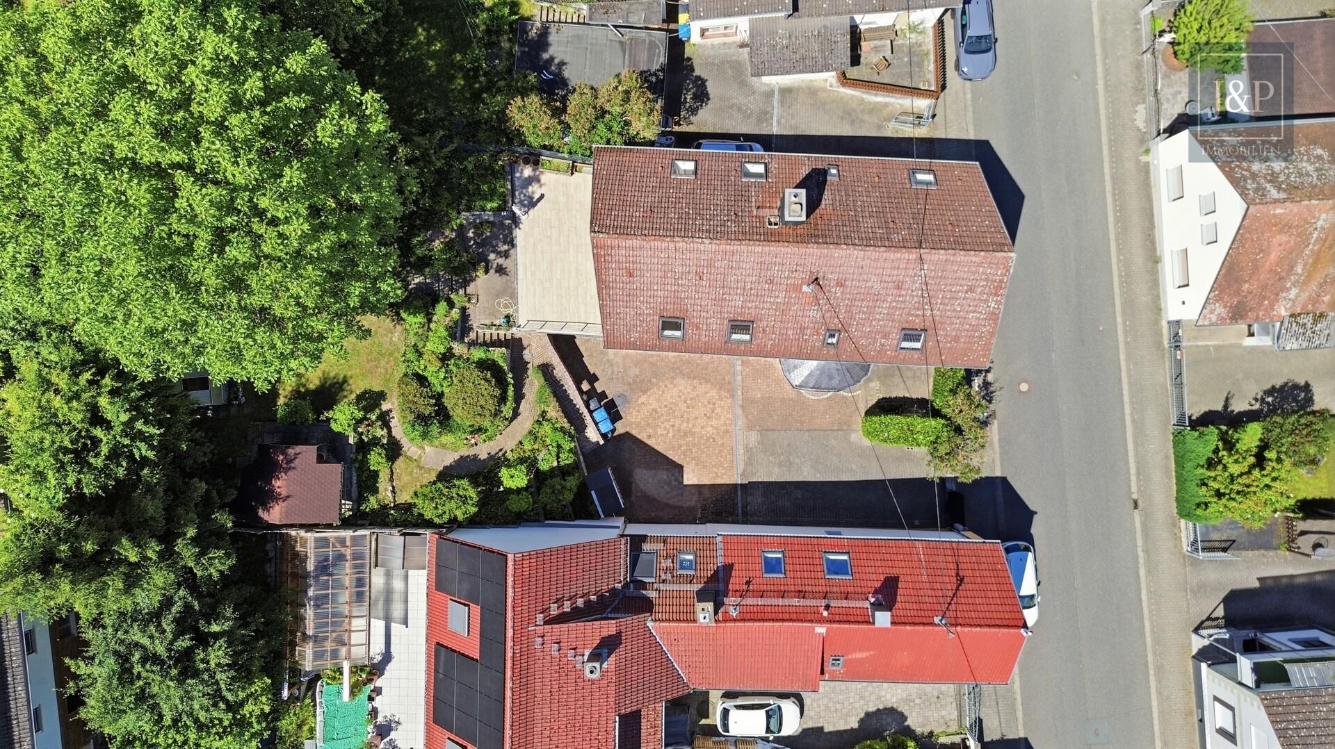 Freistehendes Einfamilienhaus mit traumhaftem Wohnzimmer, Garten & Ausbaureserve - Vogelperspektive