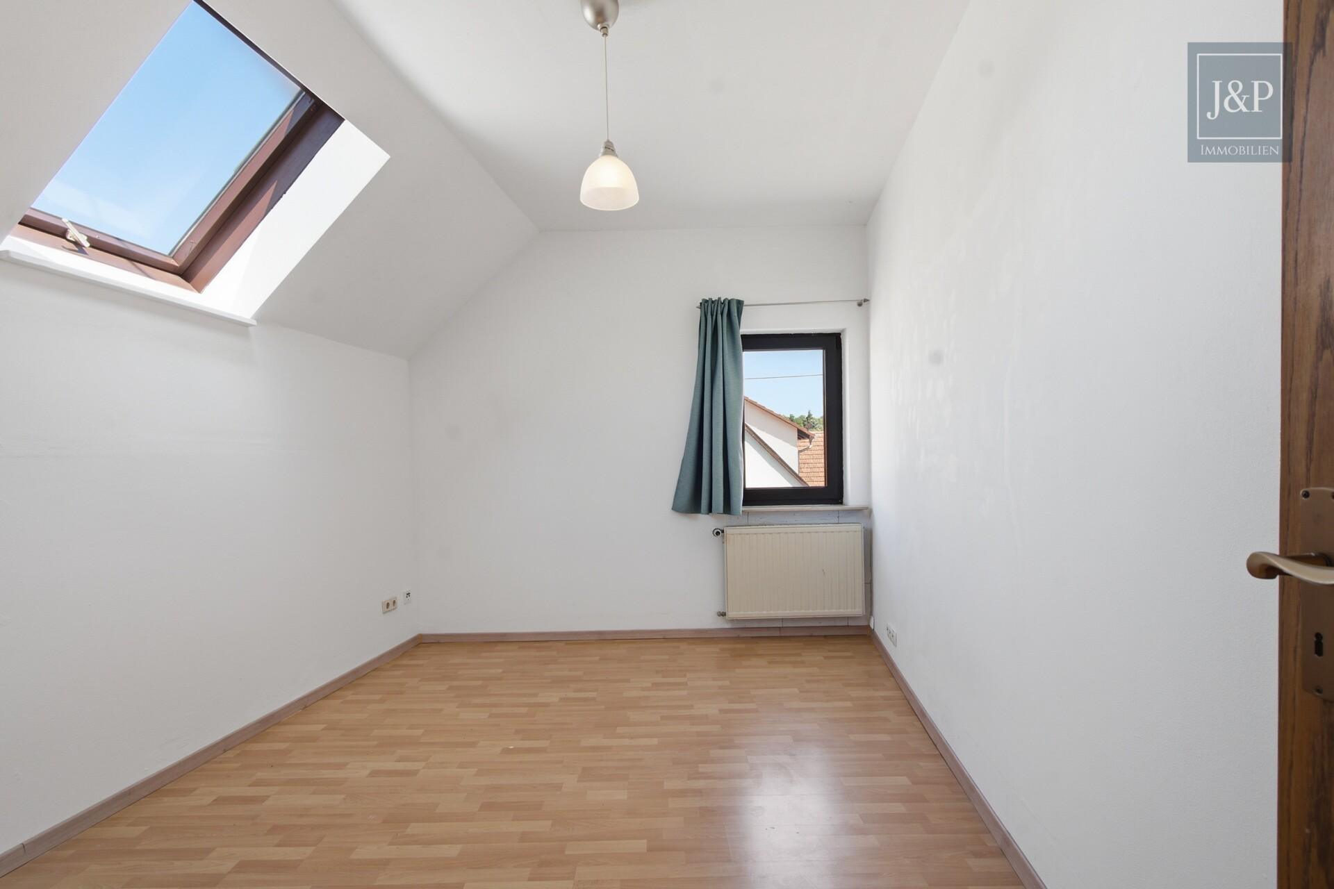Freistehendes Einfamilienhaus mit traumhaftem Wohnzimmer, Garten & Ausbaureserve - Zimmer 2 OG