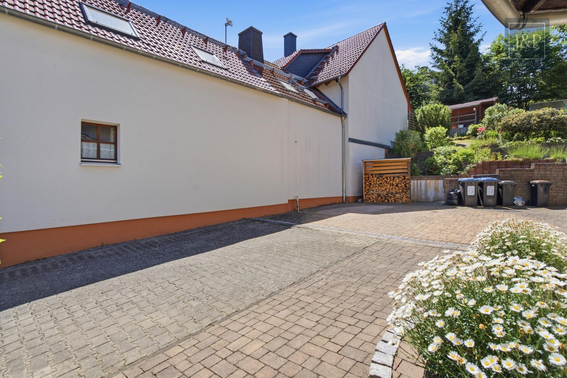 Freistehendes Einfamilienhaus mit traumhaftem Wohnzimmer, Garten & Ausbaureserve - Hof