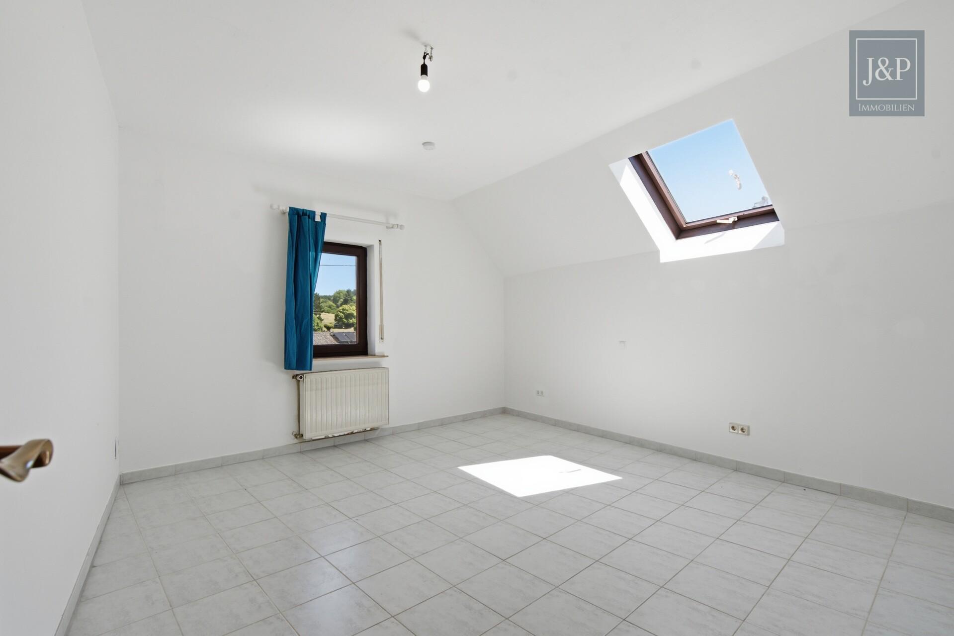 Freistehendes Einfamilienhaus mit traumhaftem Wohnzimmer, Garten & Ausbaureserve - Zimmer 1 OG