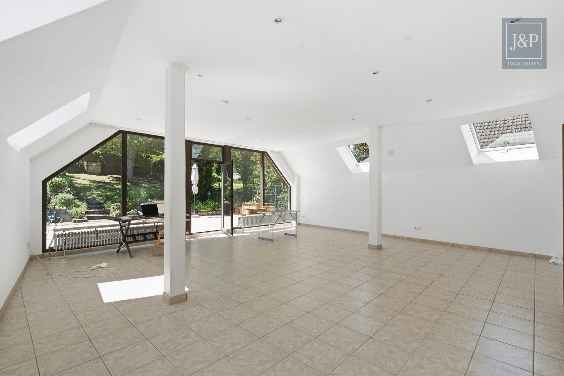 Freistehendes Einfamilienhaus mit traumhaftem Wohnzimmer, Garten & Ausbaureserve - Wohnzimmer OG
