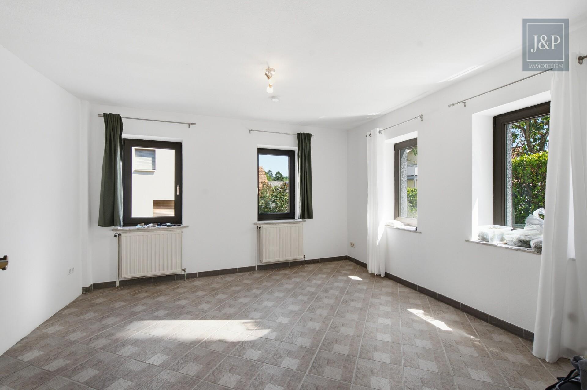 Freistehendes Einfamilienhaus mit traumhaftem Wohnzimmer, Garten & Ausbaureserve - Zimmer 1 EG