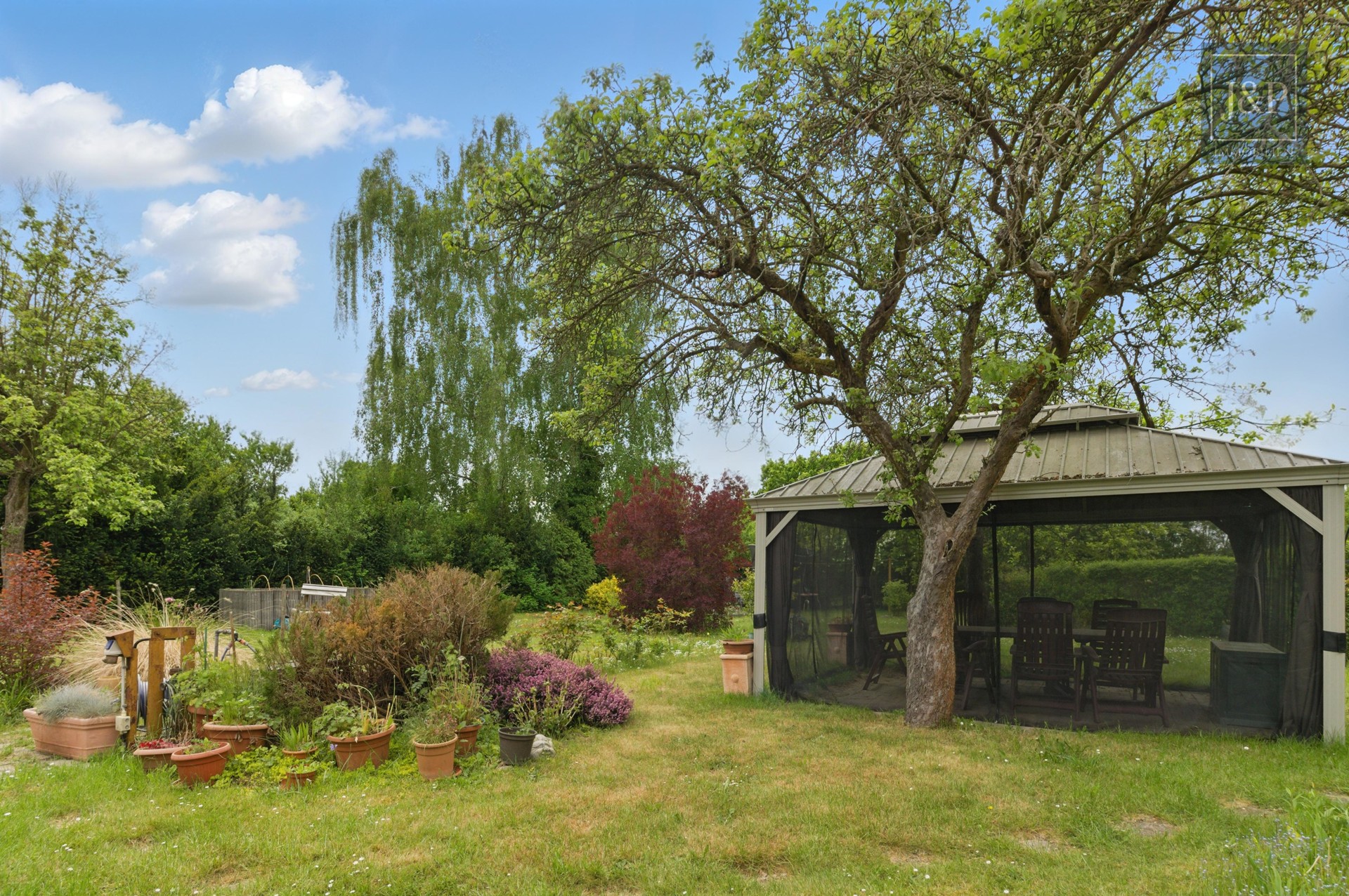 Großes Grundstück in ruhiger Lage – mit Altbestand und Wohnbaupotenzial - Pergola