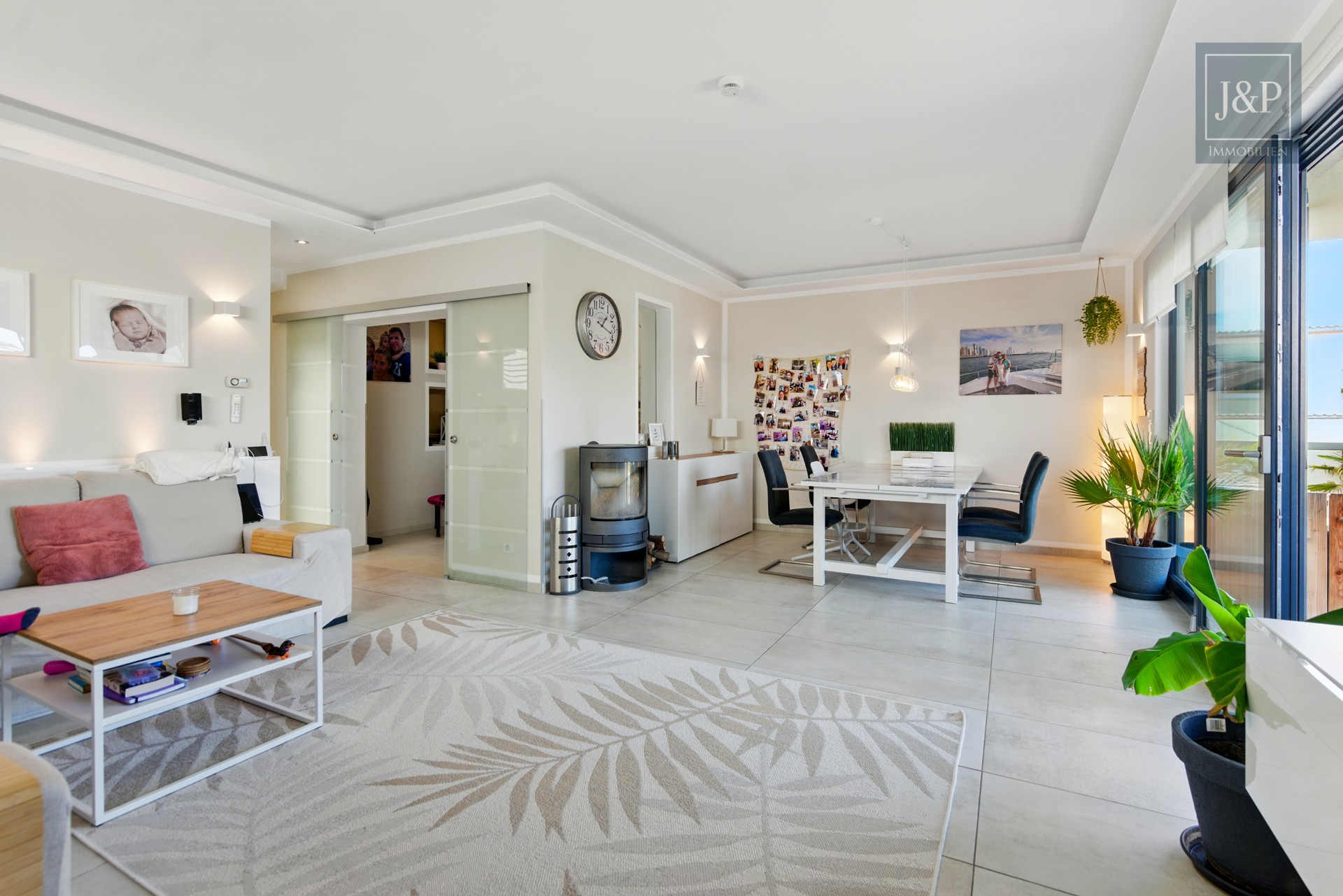 Saniertes & neu-erbautes EFH mit ELW - Familienidylle mit großem Garten, Pool & Sauna - Wohnen vorher