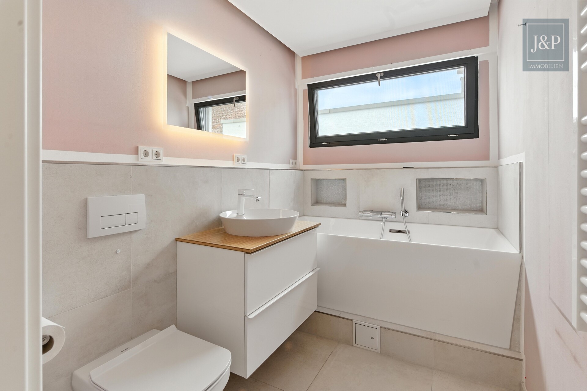 Saniertes & neu-erbautes EFH mit ELW - Familienidylle mit großem Garten, Pool & Sauna - OG Bad