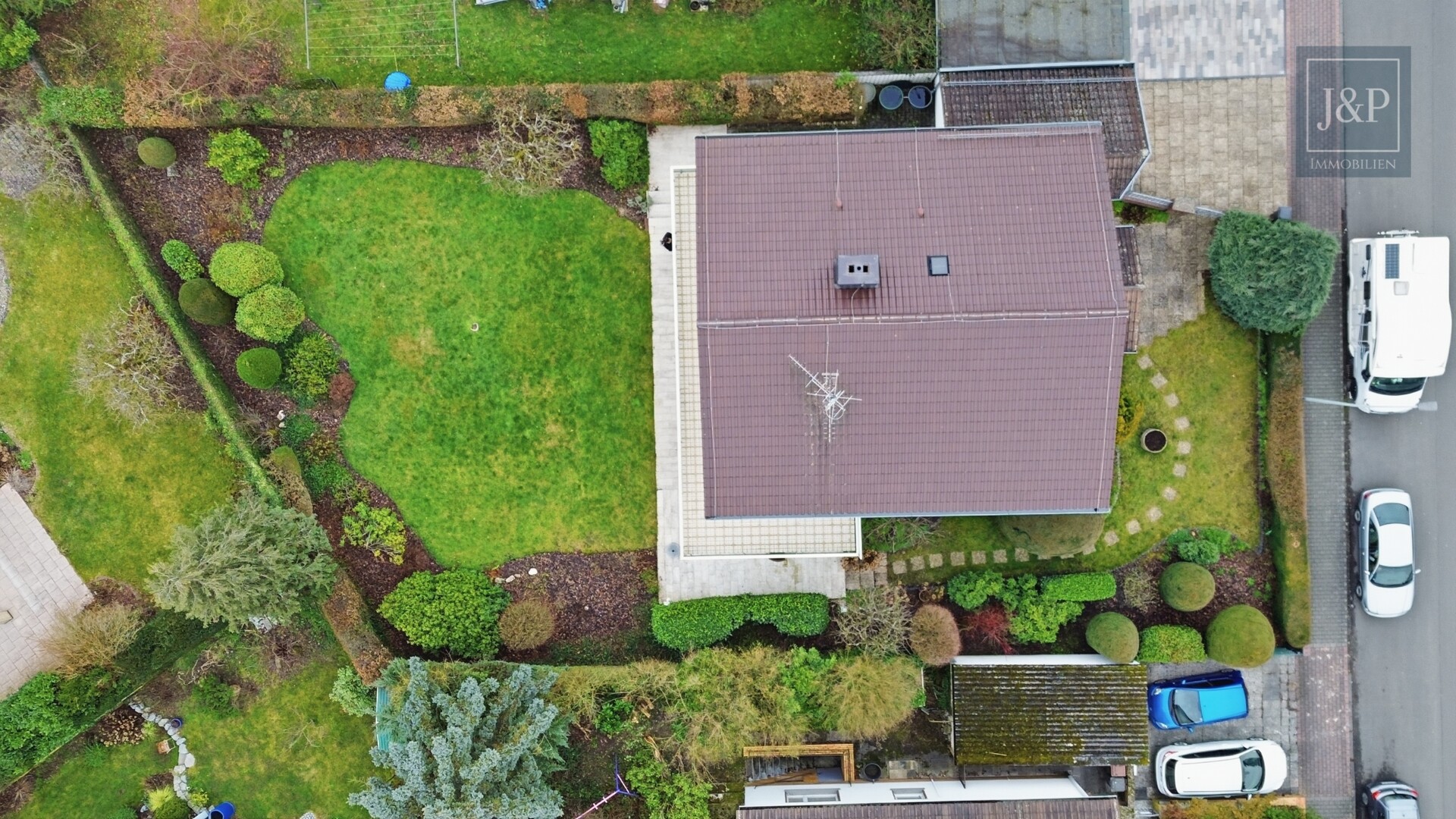 Flexibles Ein- bis Zweifamilienhaus mit großem Garten und viel Platz für die Familie - Vogelperspektive