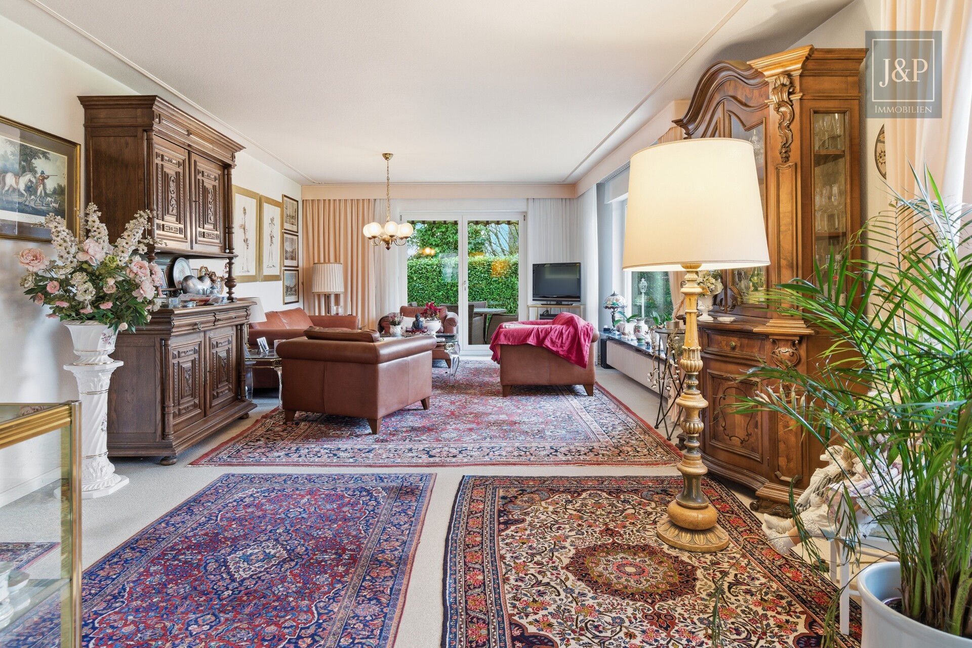 Flexibles Ein- bis Zweifamilienhaus mit großem Garten und viel Platz für die Familie - Wohnzimmer