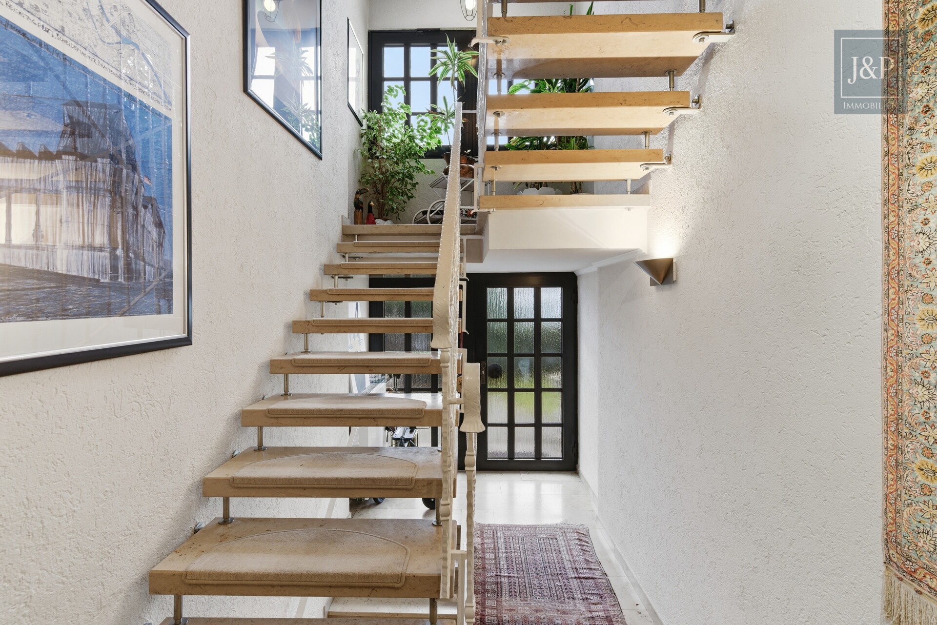 Flexibles Ein- bis Zweifamilienhaus mit großem Garten und viel Platz für die Familie - Treppenhaus