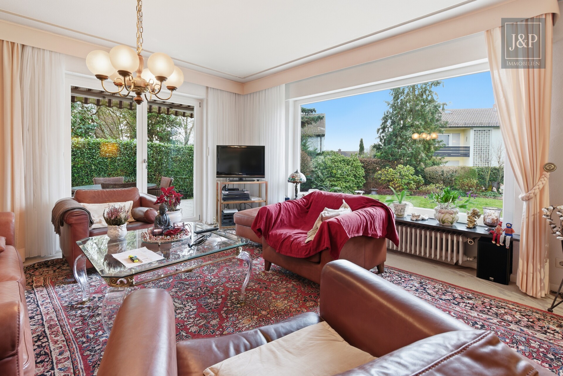 Flexibles Ein- bis Zweifamilienhaus mit großem Garten und viel Platz für die Familie - Wohnzimmer