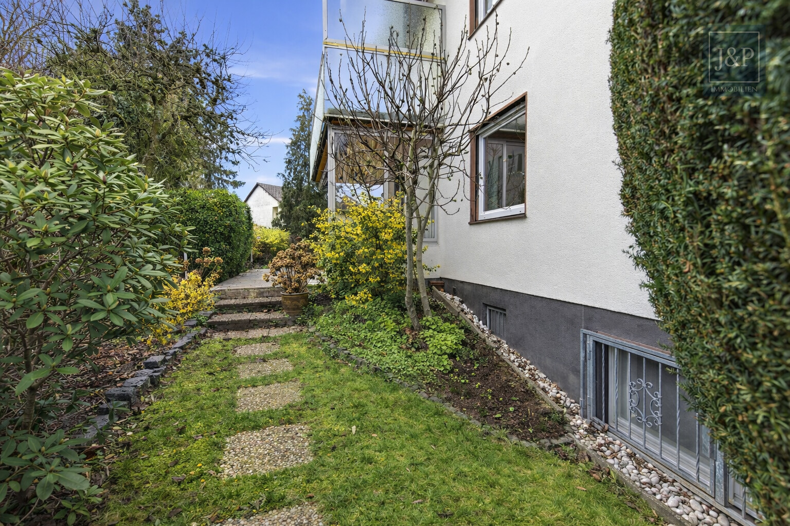 Flexibles Ein- bis Zweifamilienhaus mit großem Garten und viel Platz für die Familie - Garten