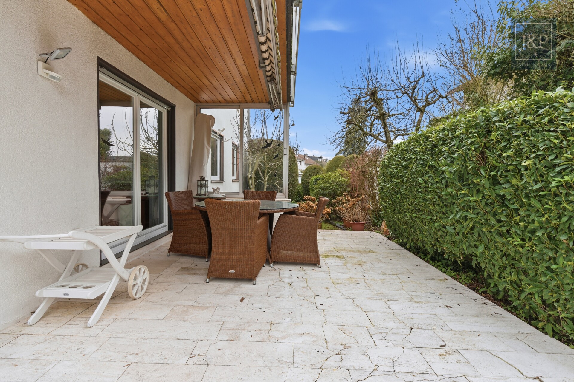 Flexibles Ein- bis Zweifamilienhaus mit großem Garten und viel Platz für die Familie - Terrasse