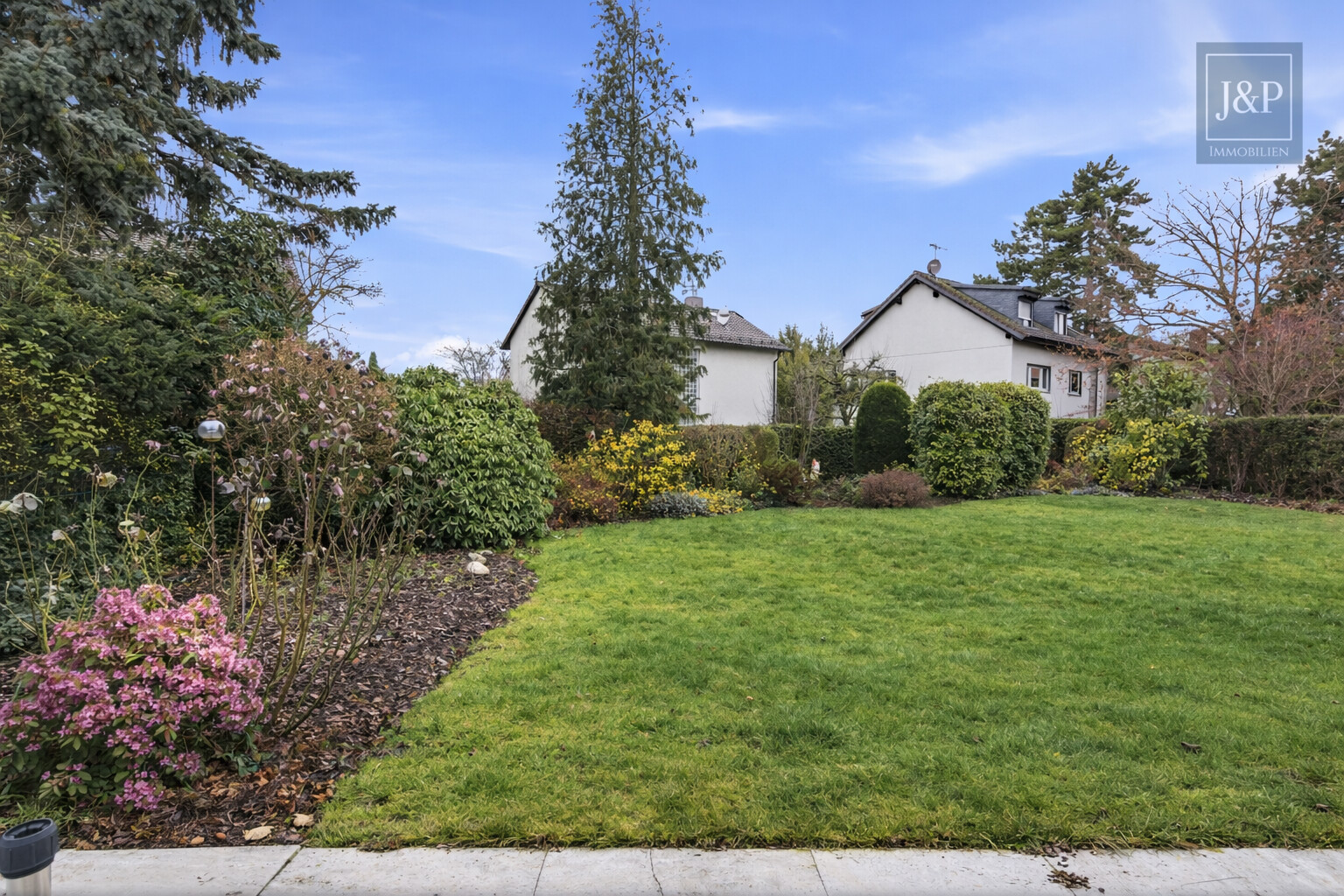Flexibles Ein- bis Zweifamilienhaus mit großem Garten und viel Platz für die Familie - Garten