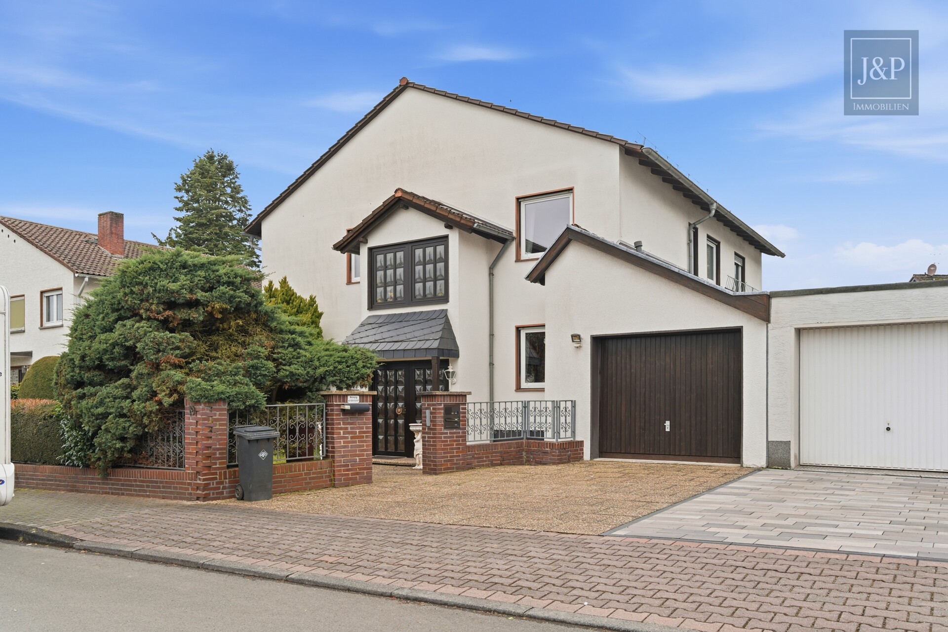 Flexibles Ein- bis Zweifamilienhaus mit großem Garten und viel Platz für die Familie - Aussenansicht