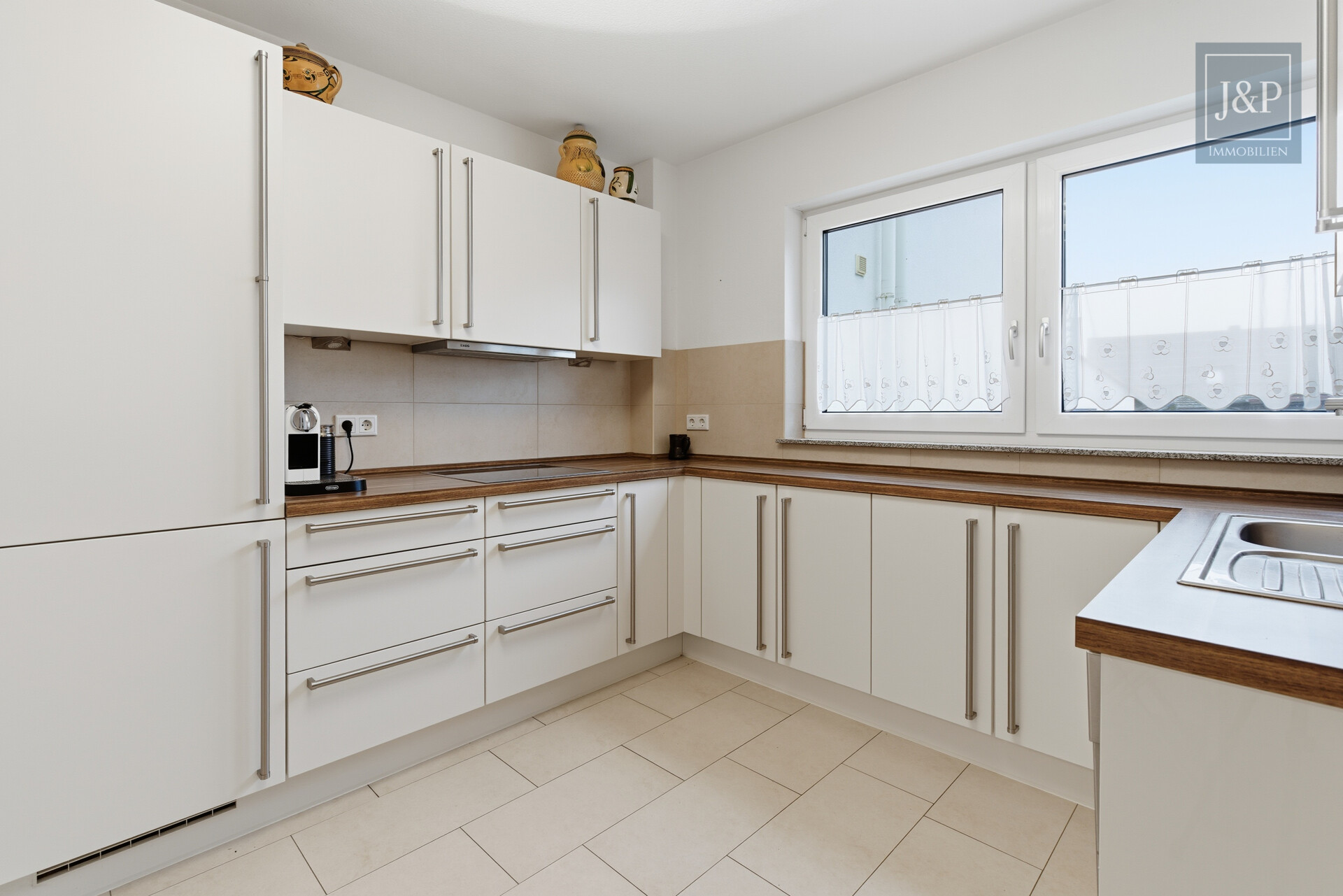 Barrierefreie 3-Zimmer-Wohnung mit Balkon, Carport & großen Räumen - Zentral & Naturnah - Küche