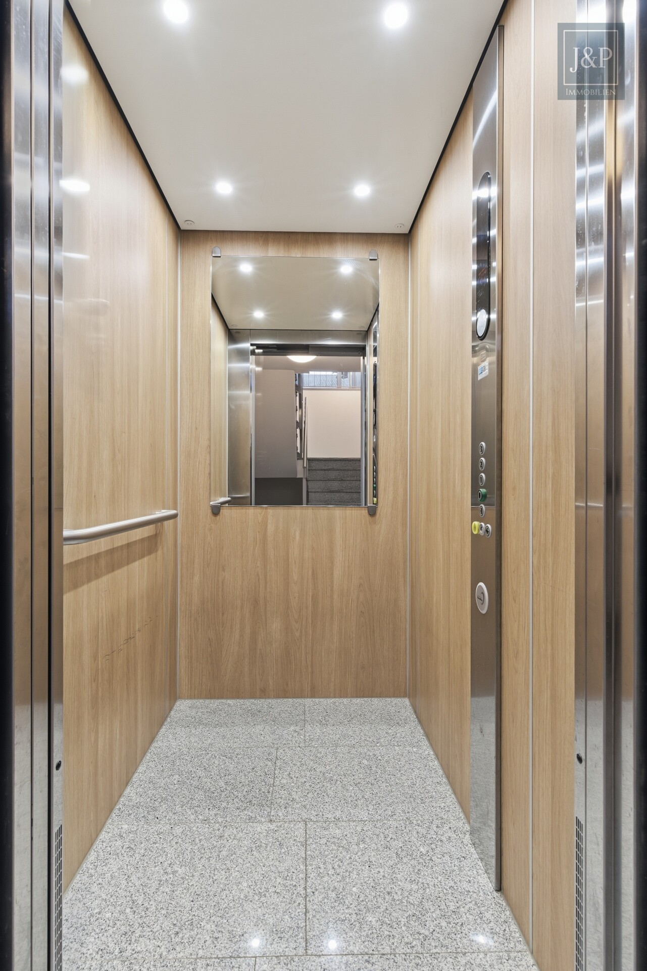 Barrierefreie 3-Zimmer-Wohnung mit Balkon, Carport & großen Räumen - Zentral & Naturnah - Aufzug