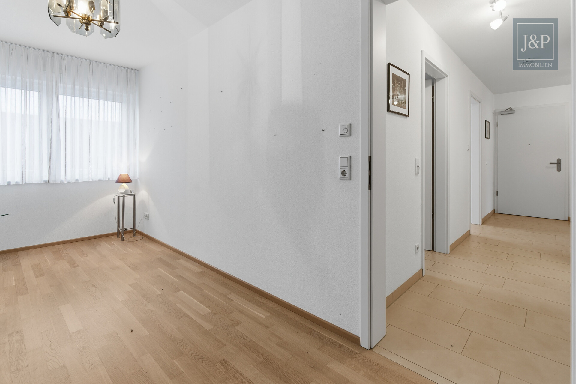 Barrierefreie 3-Zimmer-Wohnung mit Balkon, Carport & großen Räumen - Zentral & Naturnah - Büro