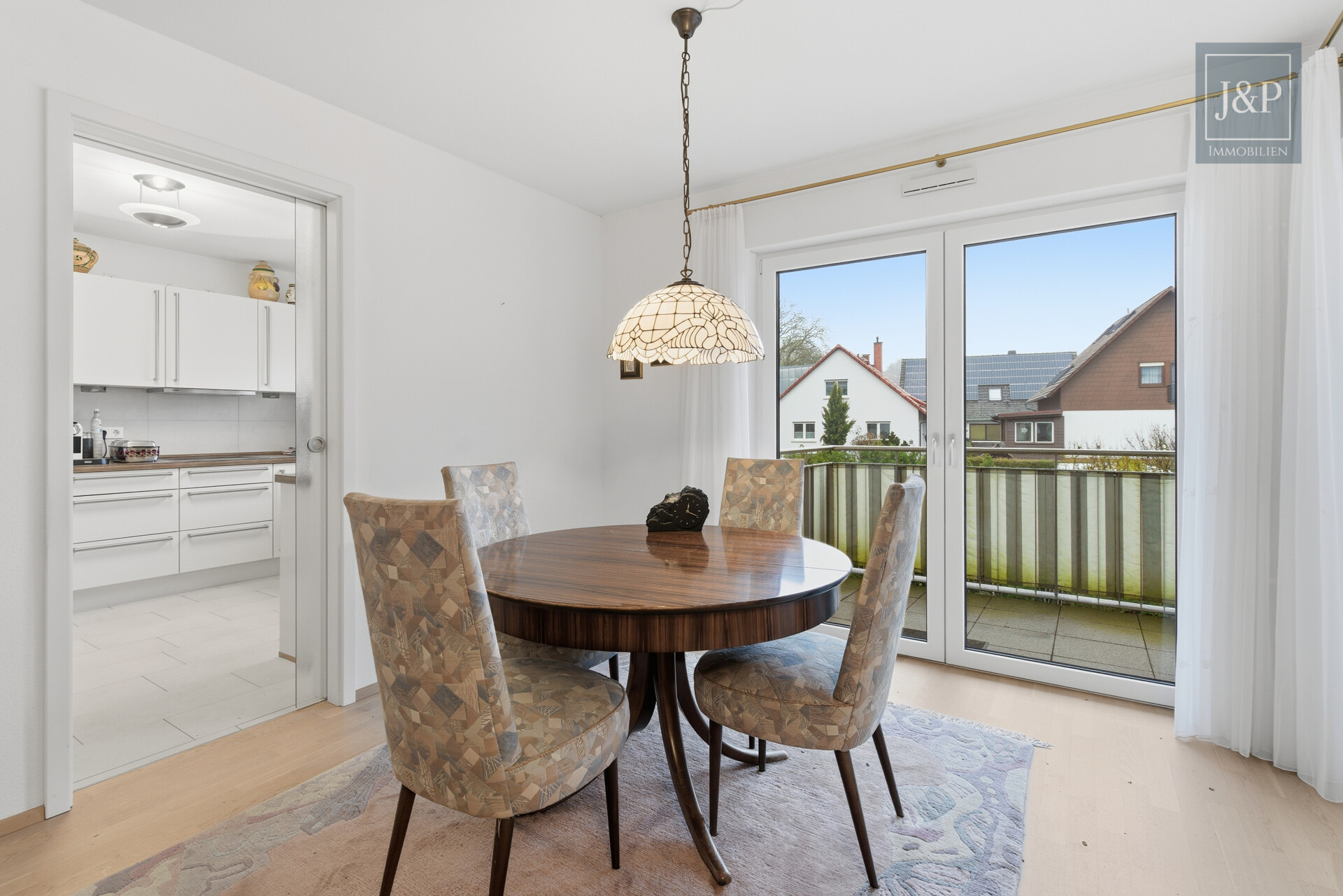 Barrierefreie 3-Zimmer-Wohnung mit Balkon, Carport & großen Räumen - Zentral & Naturnah - Esszimmer - Durchgang Küche