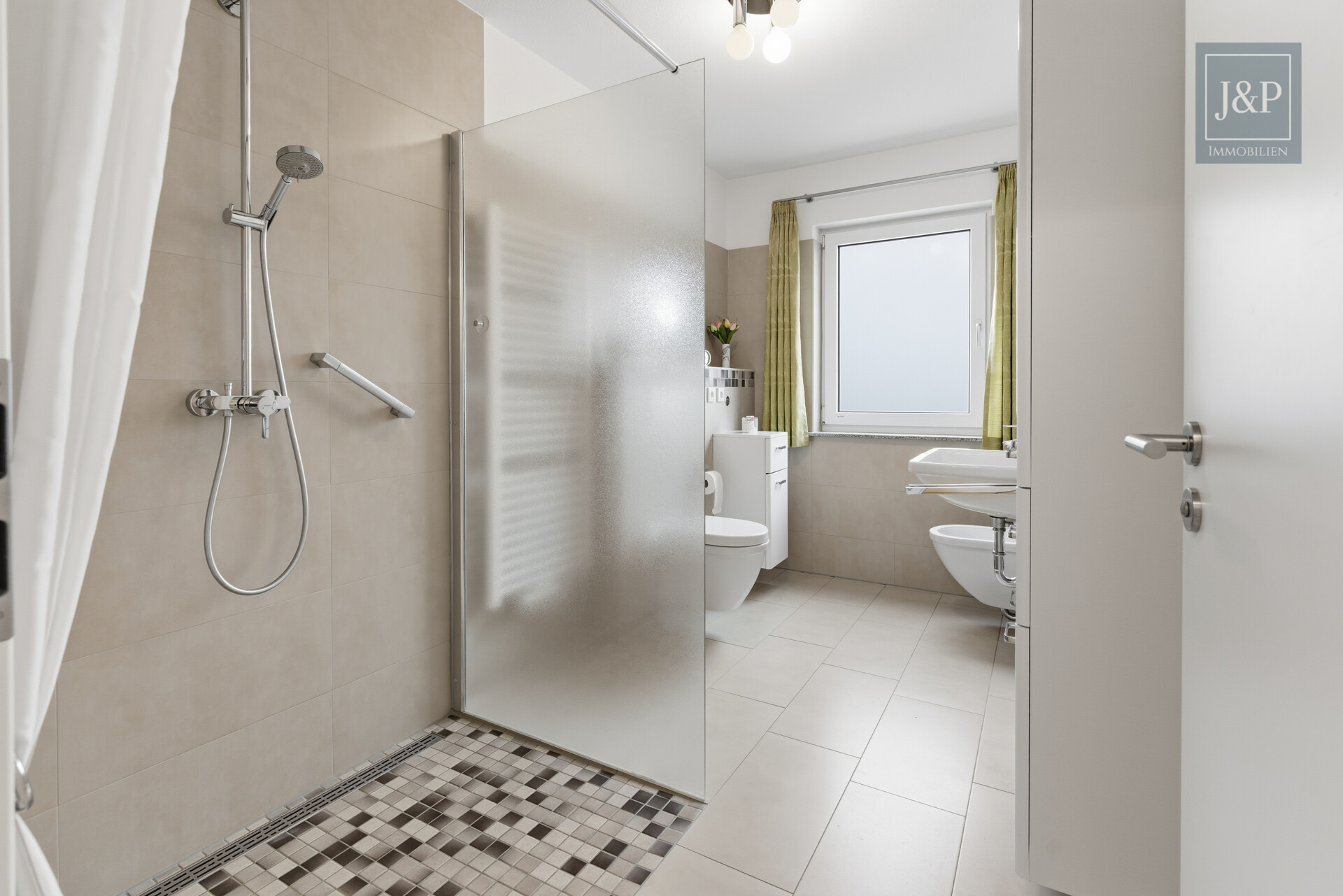 Barrierefreie 3-Zimmer-Wohnung mit Balkon, Carport & großen Räumen - Zentral & Naturnah - Bad