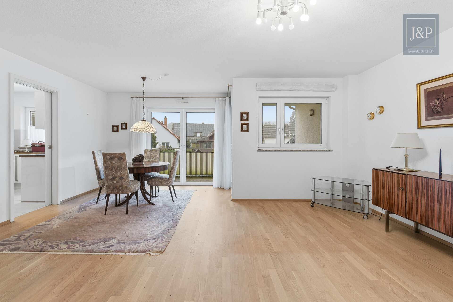 Barrierefreie 3-Zimmer-Wohnung mit Balkon, Carport & großen Räumen - Zentral & Naturnah - Wohn-/Esszimmer