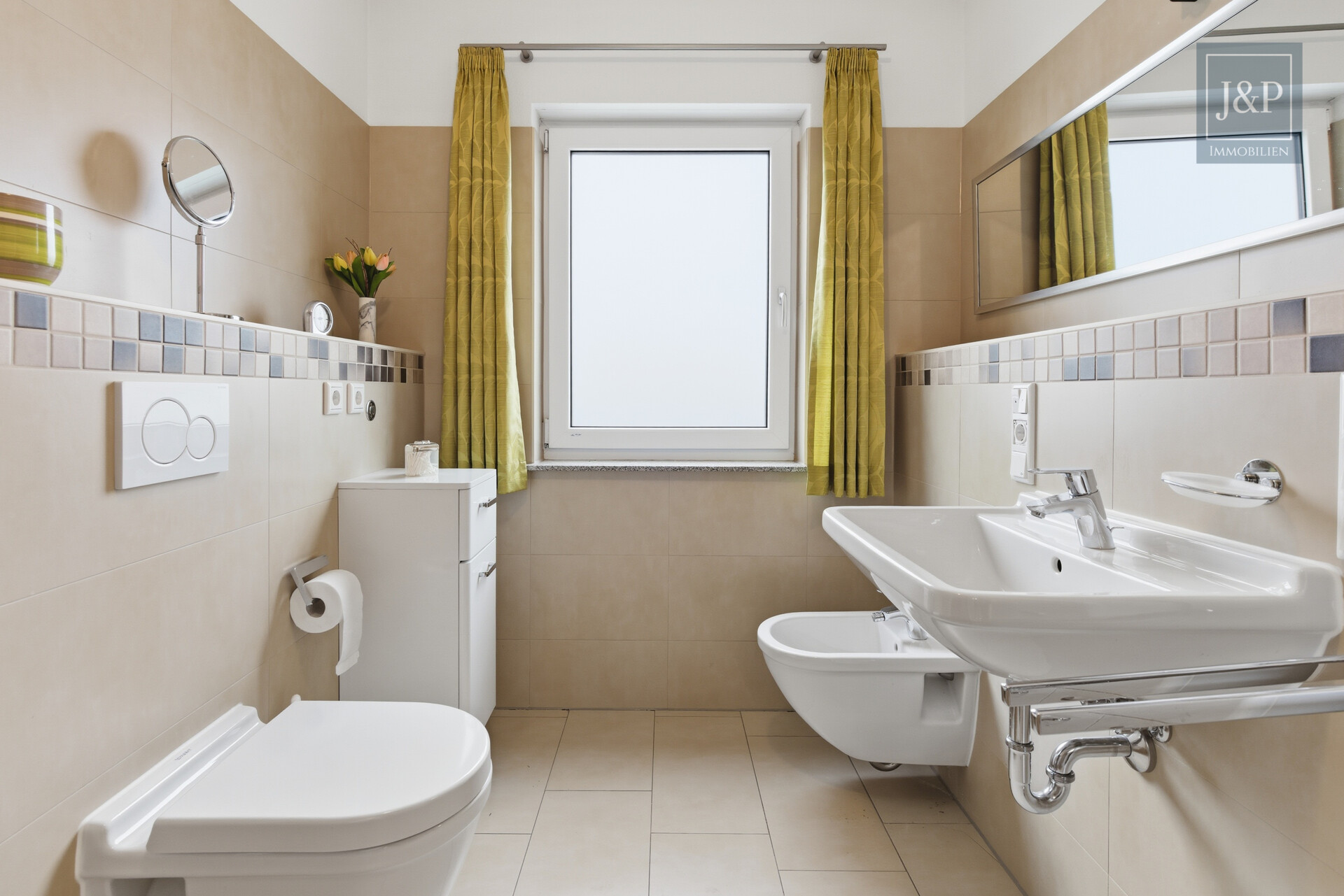 Barrierefreie 3-Zimmer-Wohnung mit Balkon, Carport & großen Räumen - Zentral & Naturnah - Bad