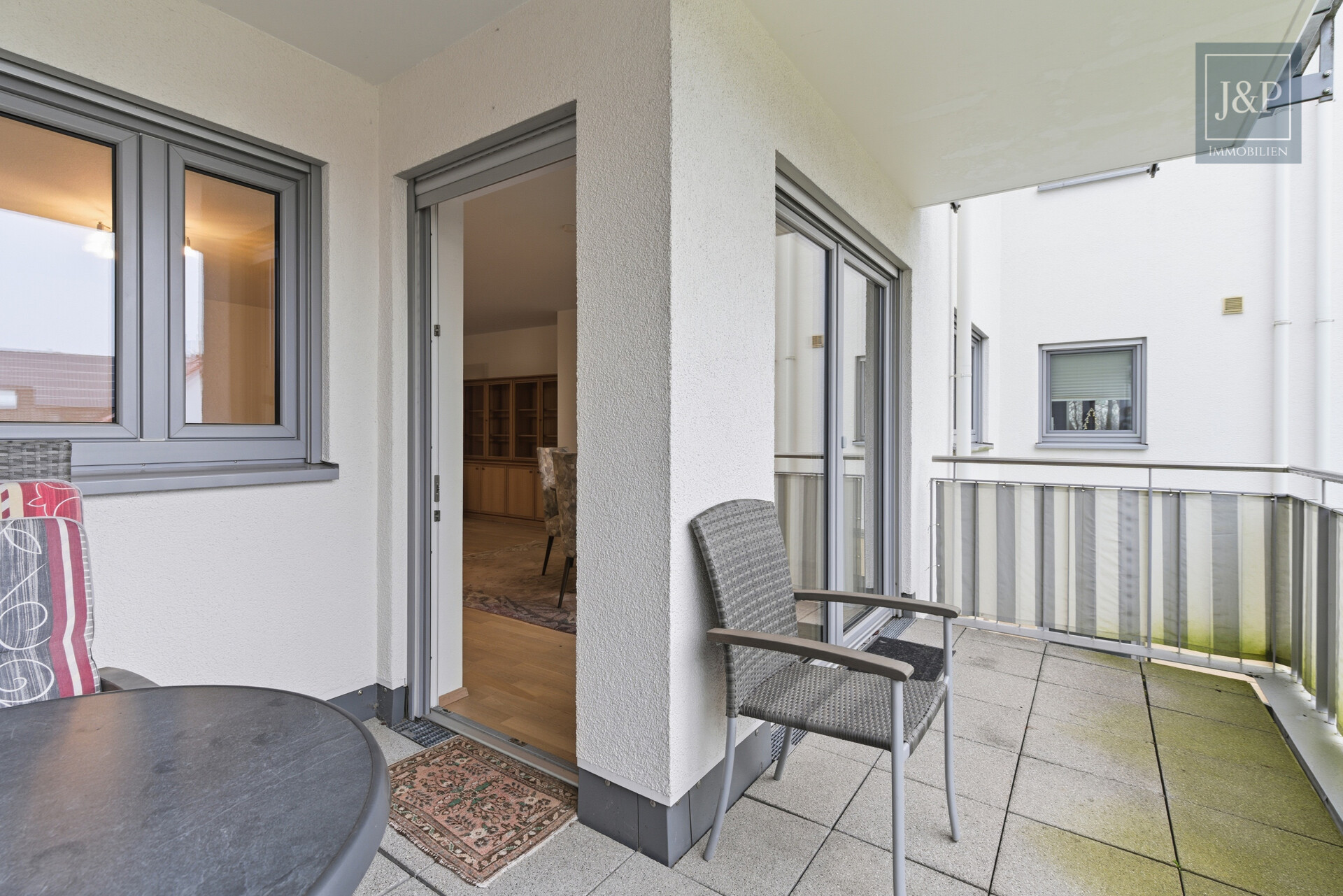 Barrierefreie 3-Zimmer-Wohnung mit Balkon, Carport & großen Räumen - Zentral & Naturnah - Balkoneingang
