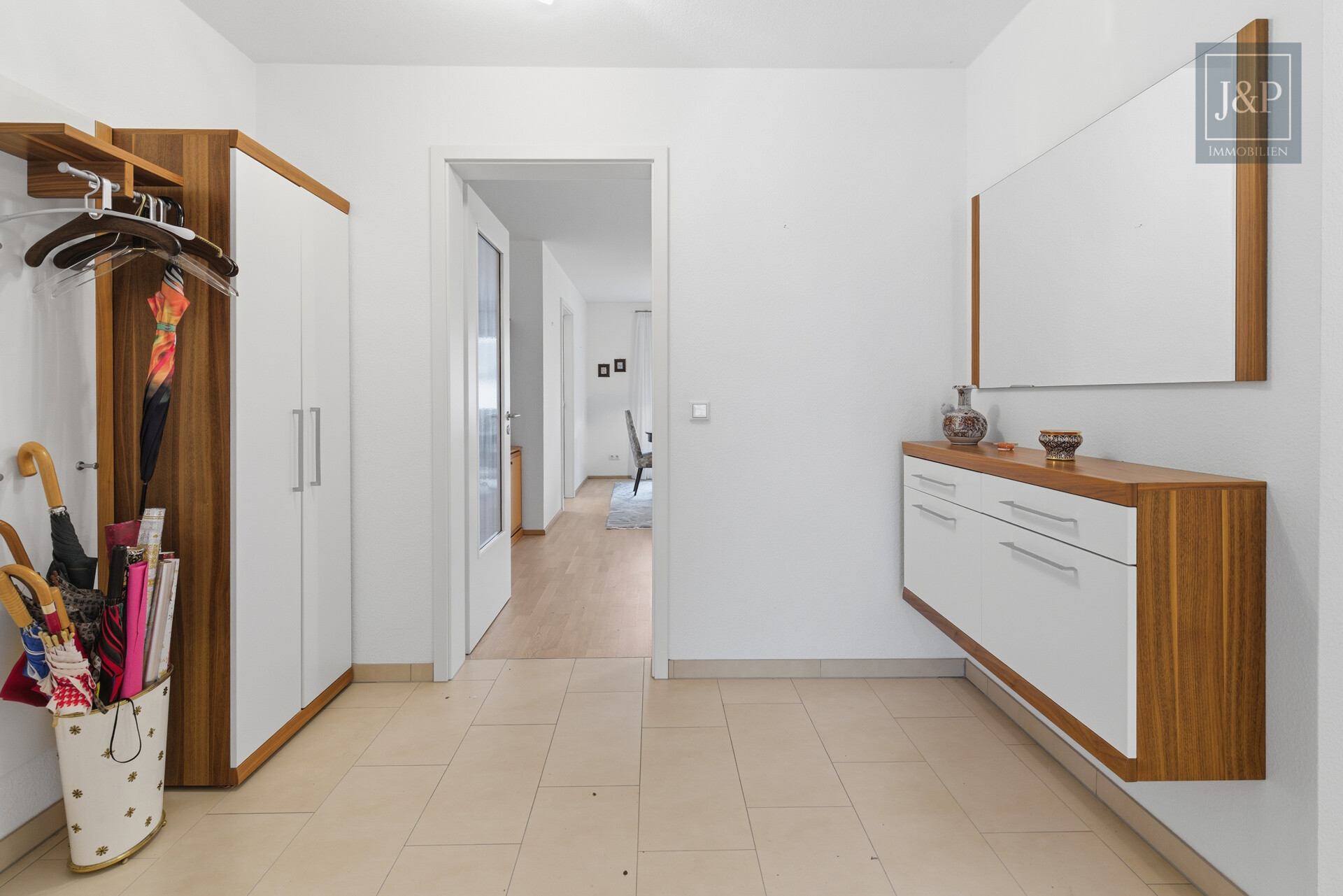 Barrierefreie 3-Zimmer-Wohnung mit Balkon, Carport & großen Räumen - Zentral & Naturnah - Flur - Durchgang zu Wohnzimmer