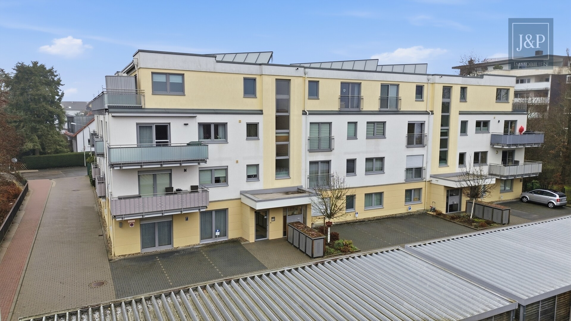 Barrierefreie 3-Zimmer-Wohnung mit Balkon, Carport & großen Räumen - Zentral & Naturnah - Außenansicht Überblick