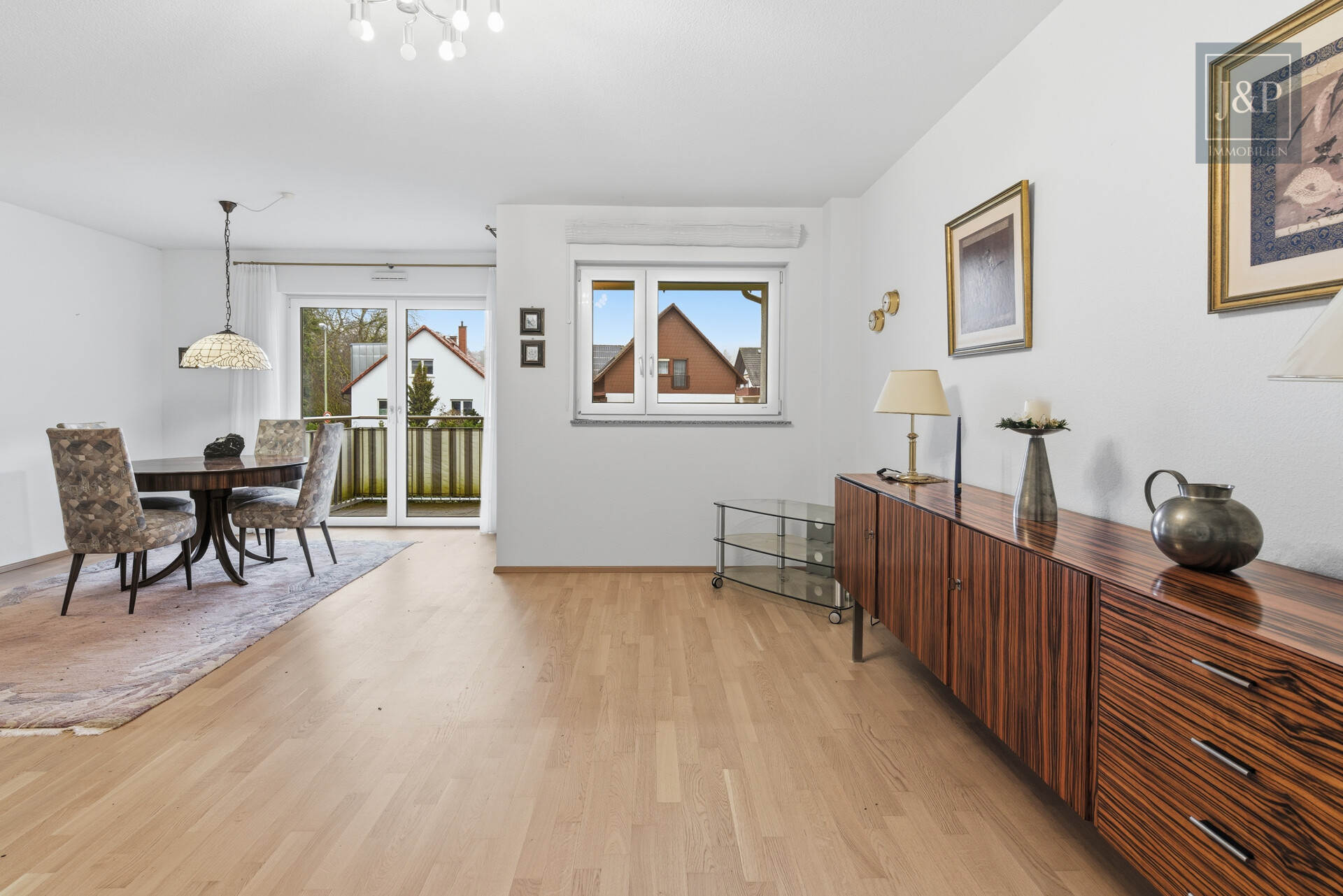 Barrierefreie 3-Zimmer-Wohnung mit Balkon, Carport & großen Räumen - Zentral & Naturnah - Wohn-/Esszimmer