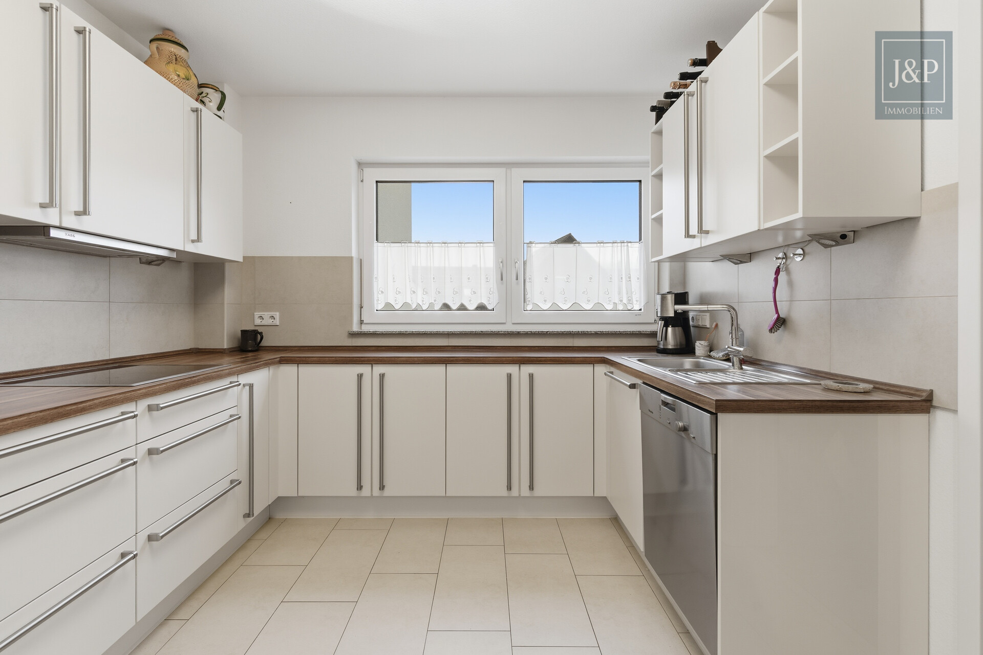 Barrierefreie 3-Zimmer-Wohnung mit Balkon, Carport & großen Räumen - Zentral & Naturnah - Küche