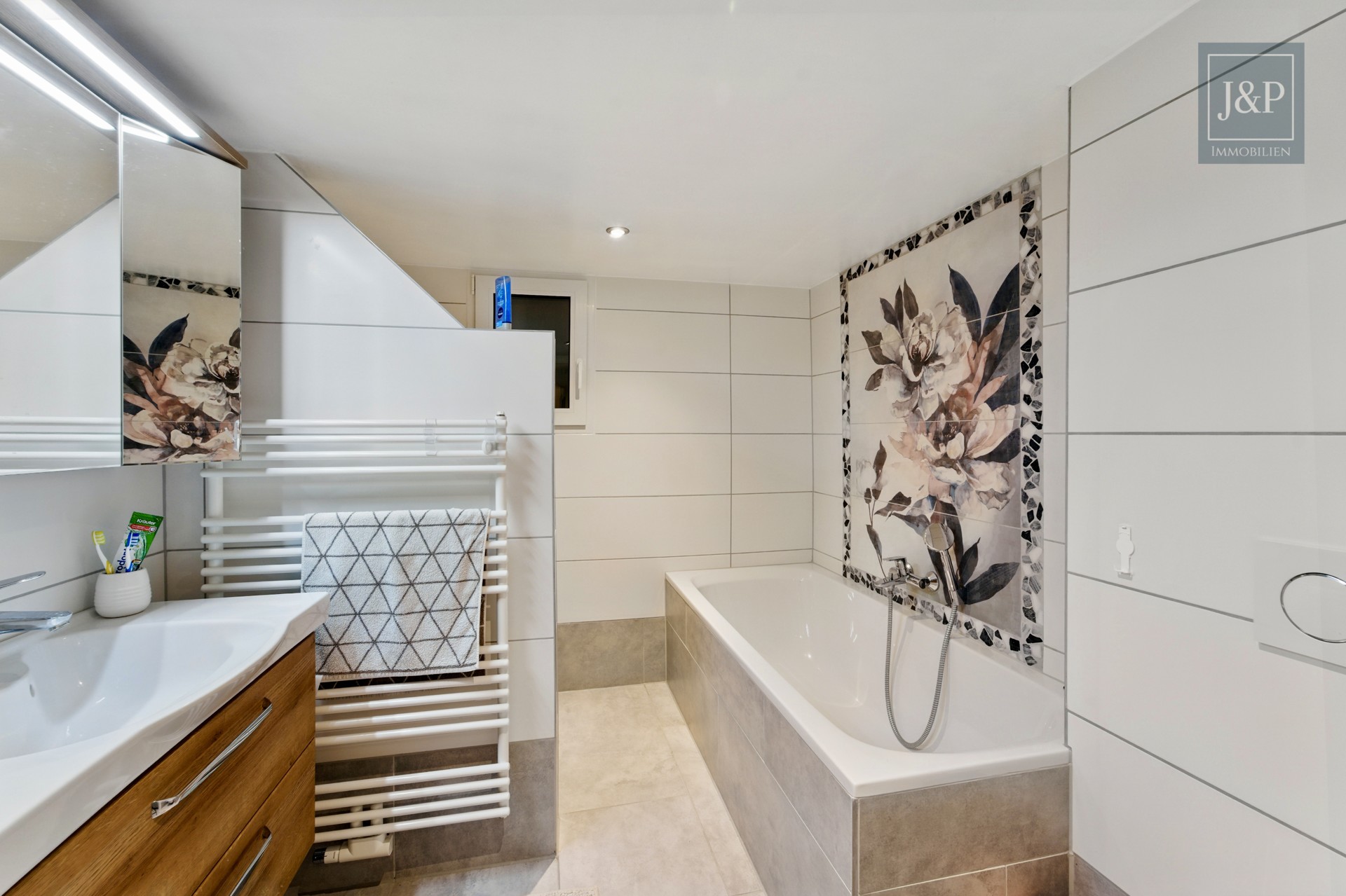 Wie neu & mit Potenzial: Modernes Endhaus mit vermietbarem OG (900 € mtl.) - Badezimmer (Keller)