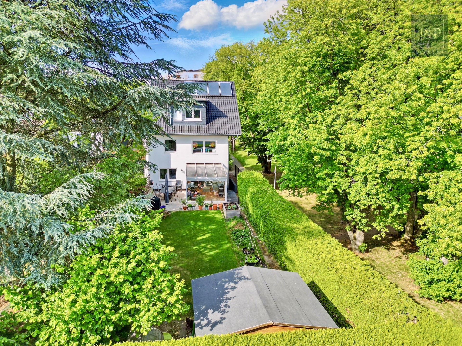 Wie neu & mit Potenzial: Modernes Endhaus mit vermietbarem OG (900 € mtl.) - Hinteransicht