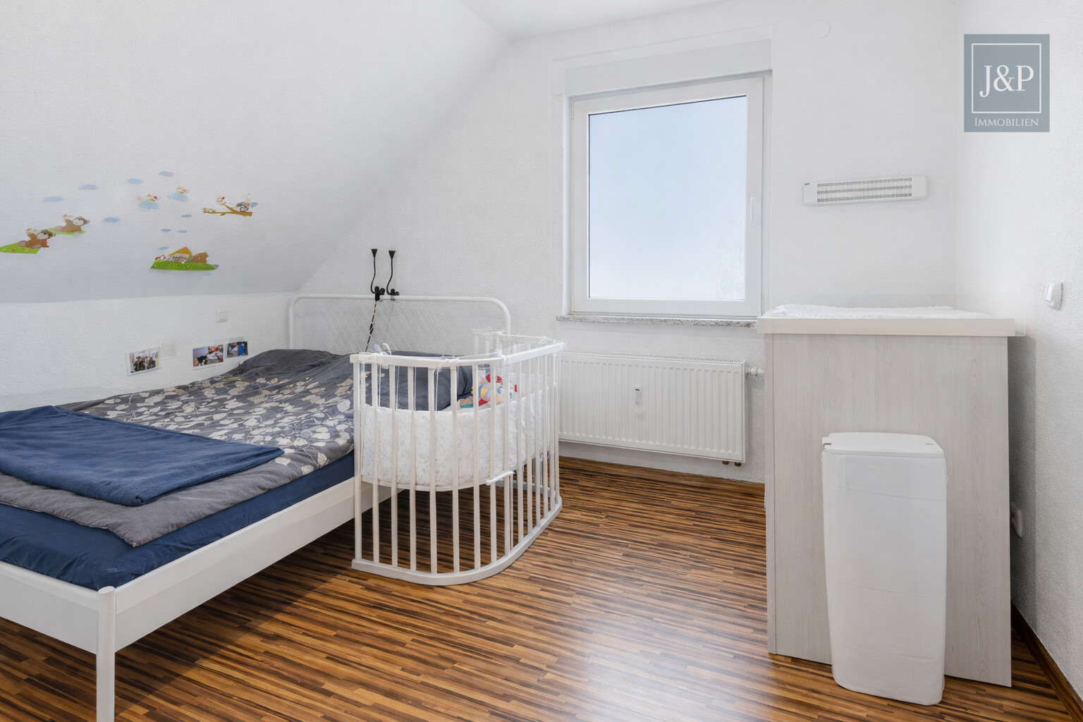 Sanierte DG-Wohnung mit großer Terrasse. Ideal für Kapitalanleger UND Eigennutzer - Schlafzimmer