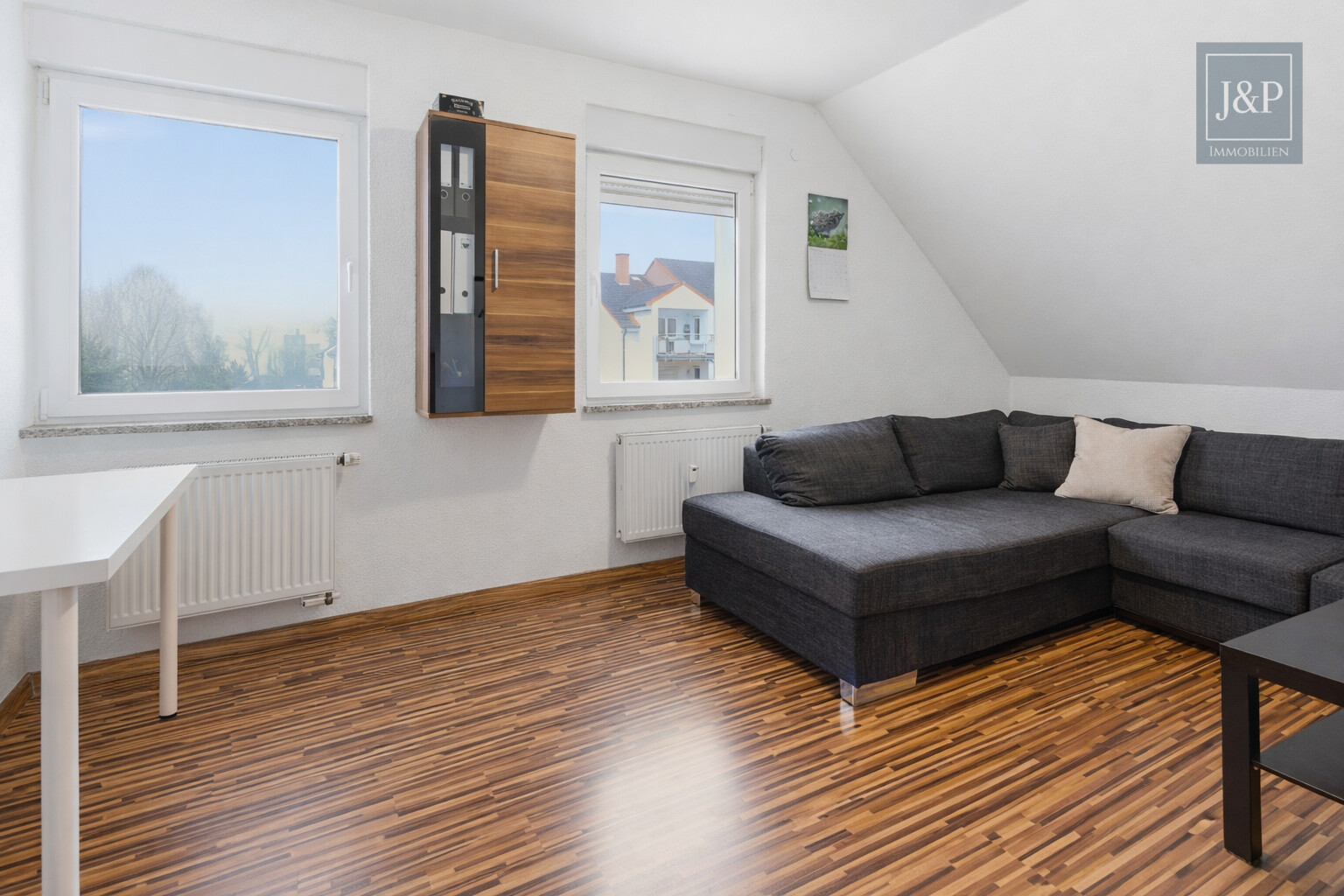 Sanierte DG-Wohnung mit großer Terrasse. Ideal für Kapitalanleger UND Eigennutzer - Wohnzimmer