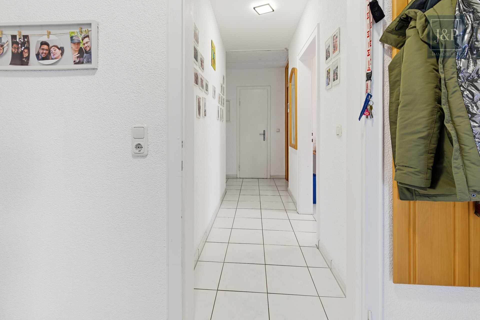 Sanierte DG-Wohnung mit großer Terrasse. Ideal für Kapitalanleger UND Eigennutzer - Flur