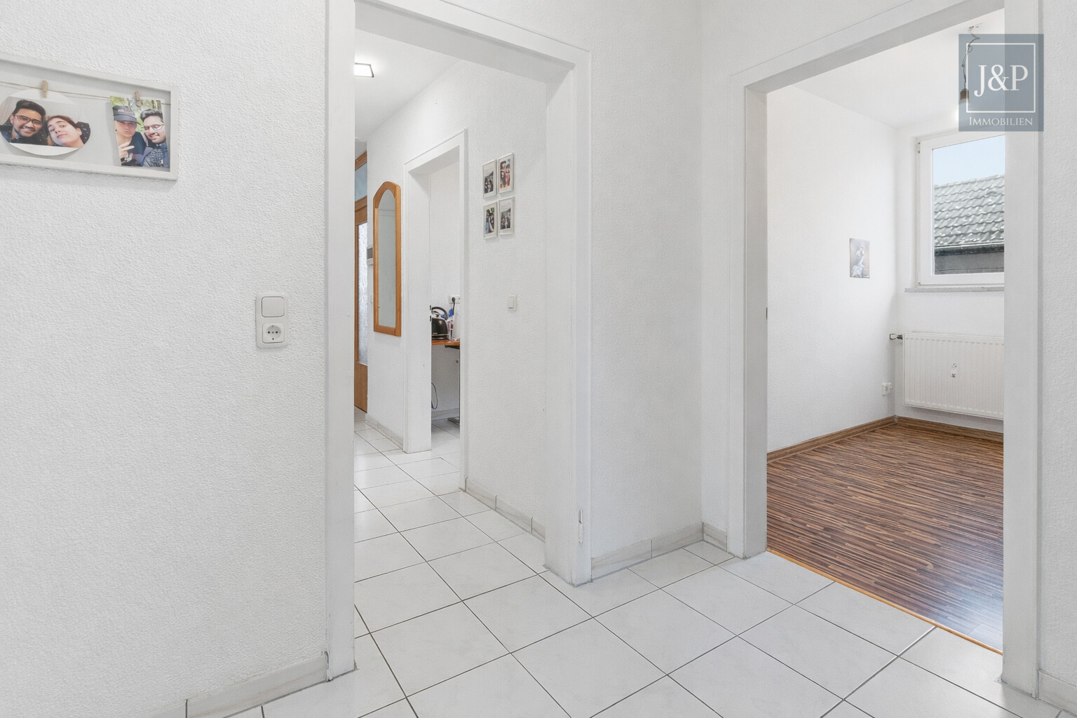 Sanierte DG-Wohnung mit großer Terrasse. Ideal für Kapitalanleger UND Eigennutzer - Flur