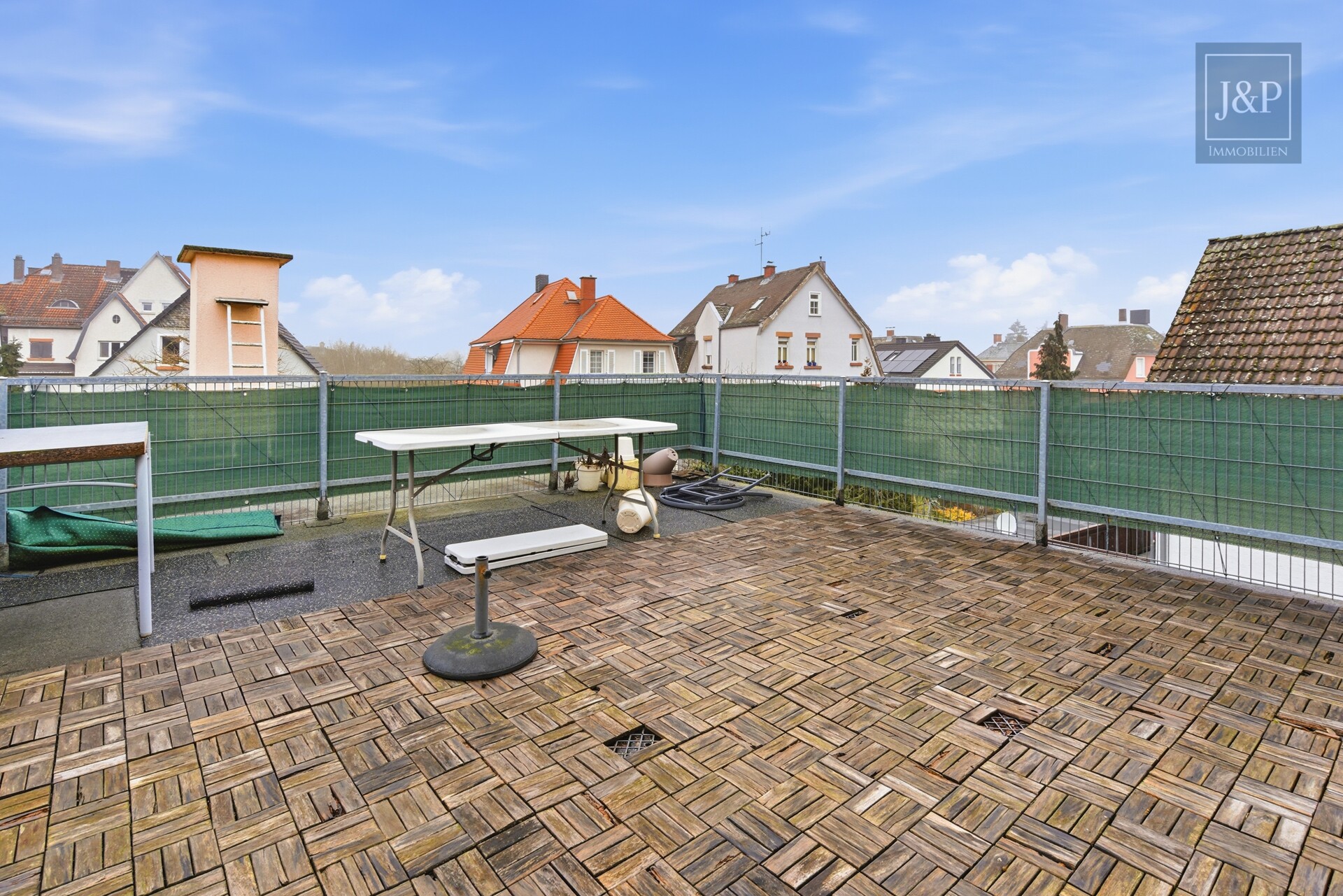 Sanierte DG-Wohnung mit großer Terrasse. Ideal für Kapitalanleger UND Eigennutzer - Dachterasse