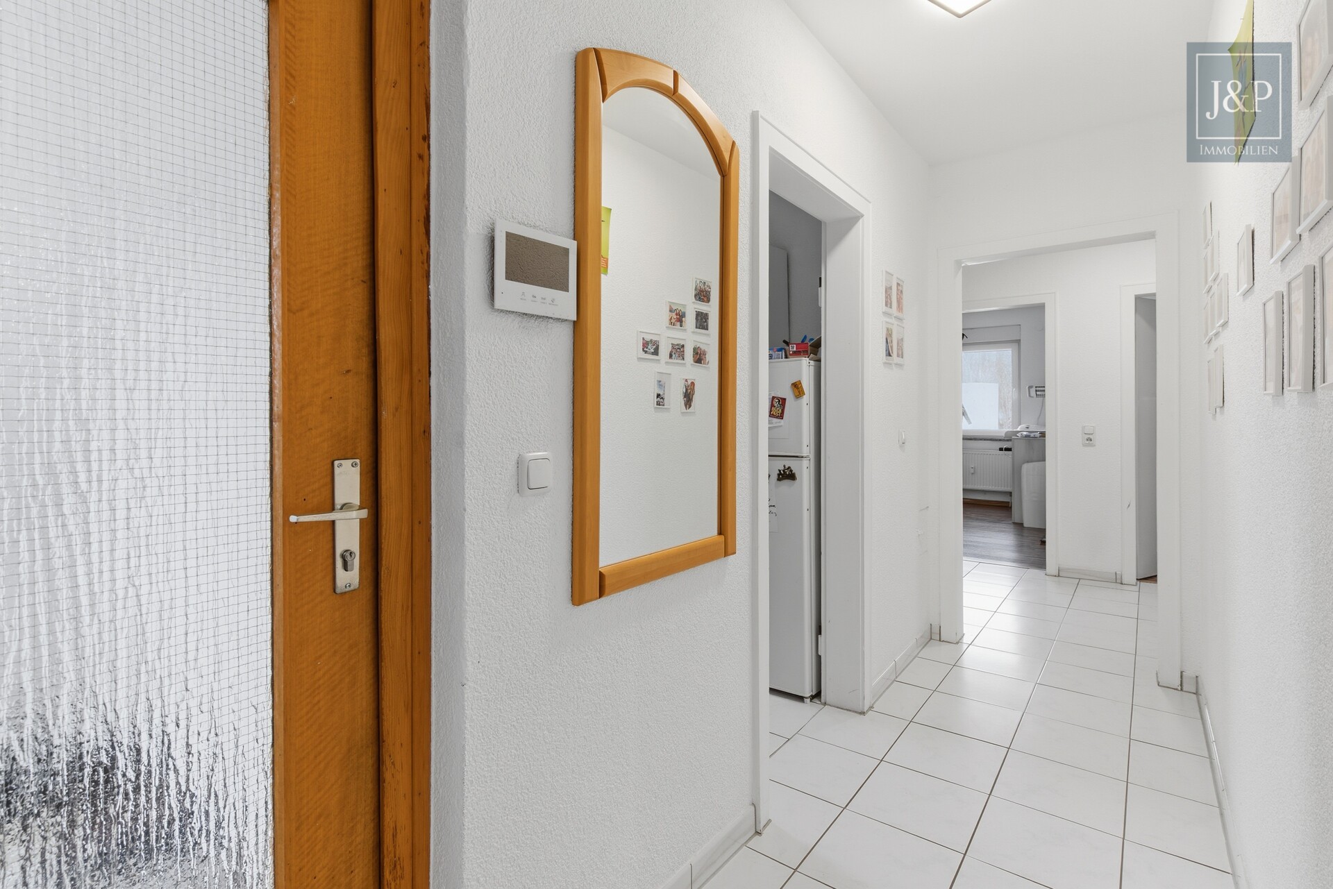 Sanierte DG-Wohnung mit großer Terrasse. Ideal für Kapitalanleger UND Eigennutzer - Flur