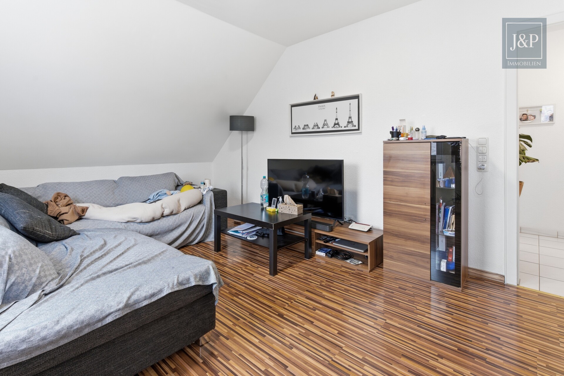 Sanierte DG-Wohnung mit großer Terrasse. Ideal für Kapitalanleger UND Eigennutzer - Wohnzimmer