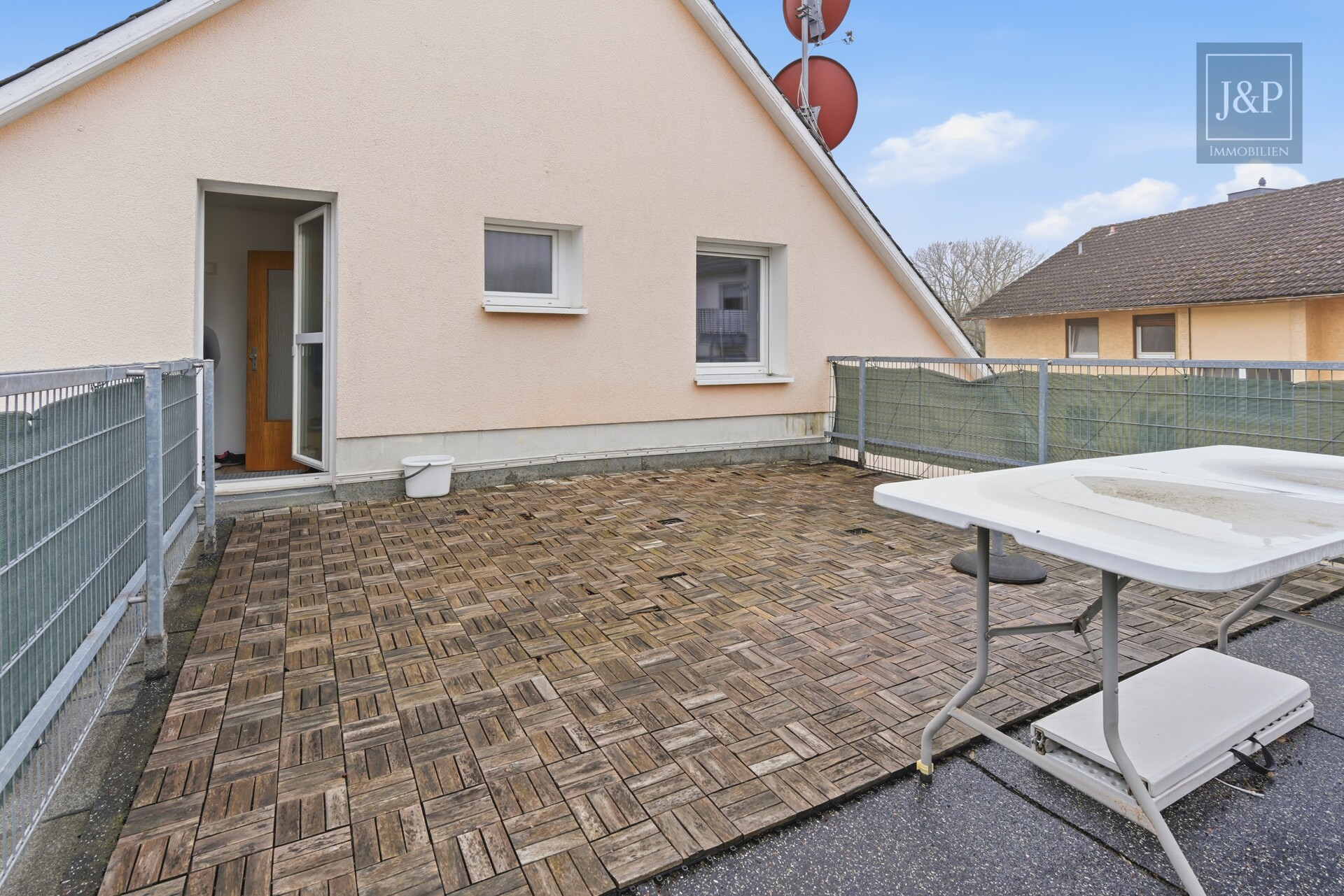 Sanierte DG-Wohnung mit großer Terrasse. Ideal für Kapitalanleger UND Eigennutzer - Dachterasse