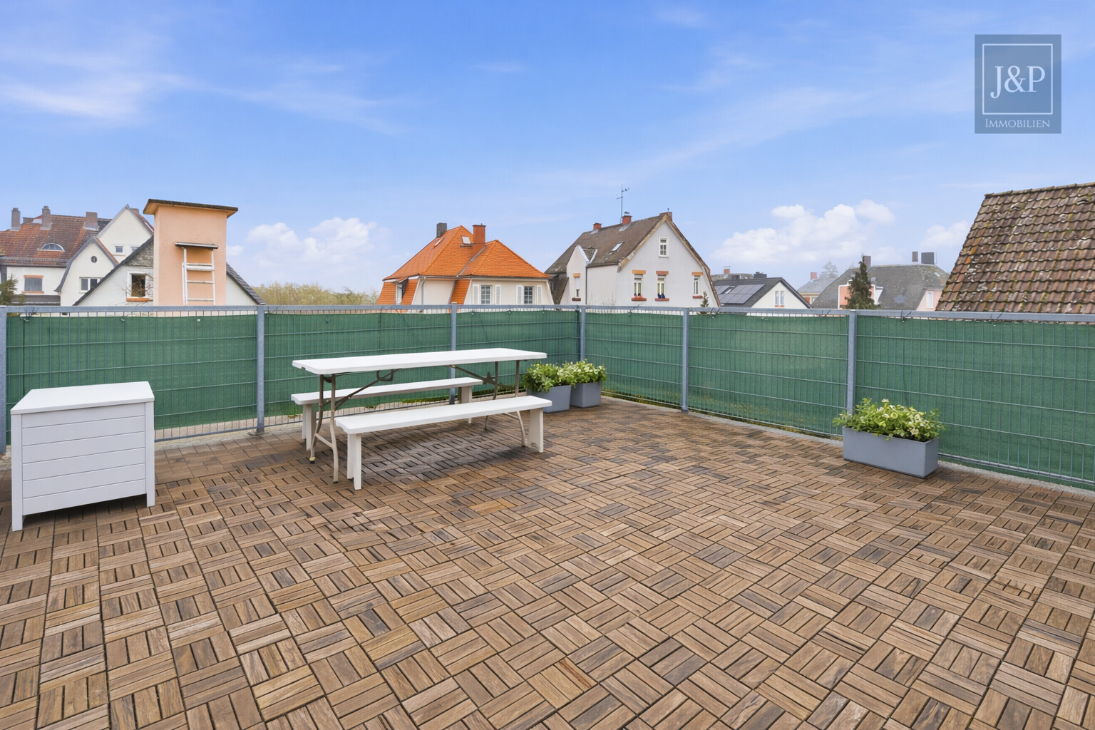 Sanierte DG-Wohnung mit großer Terrasse. Ideal für Kapitalanleger UND Eigennutzer - Dachterasse