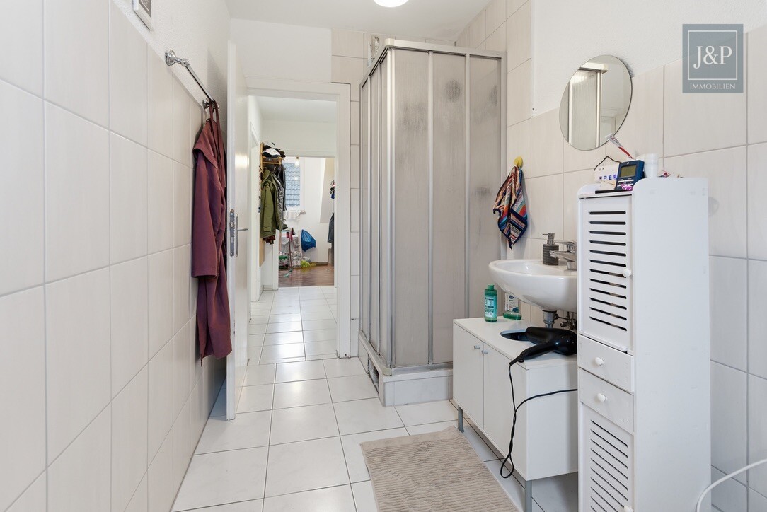 Sanierte DG-Wohnung mit großer Terrasse. Ideal für Kapitalanleger UND Eigennutzer - Badezimmer
