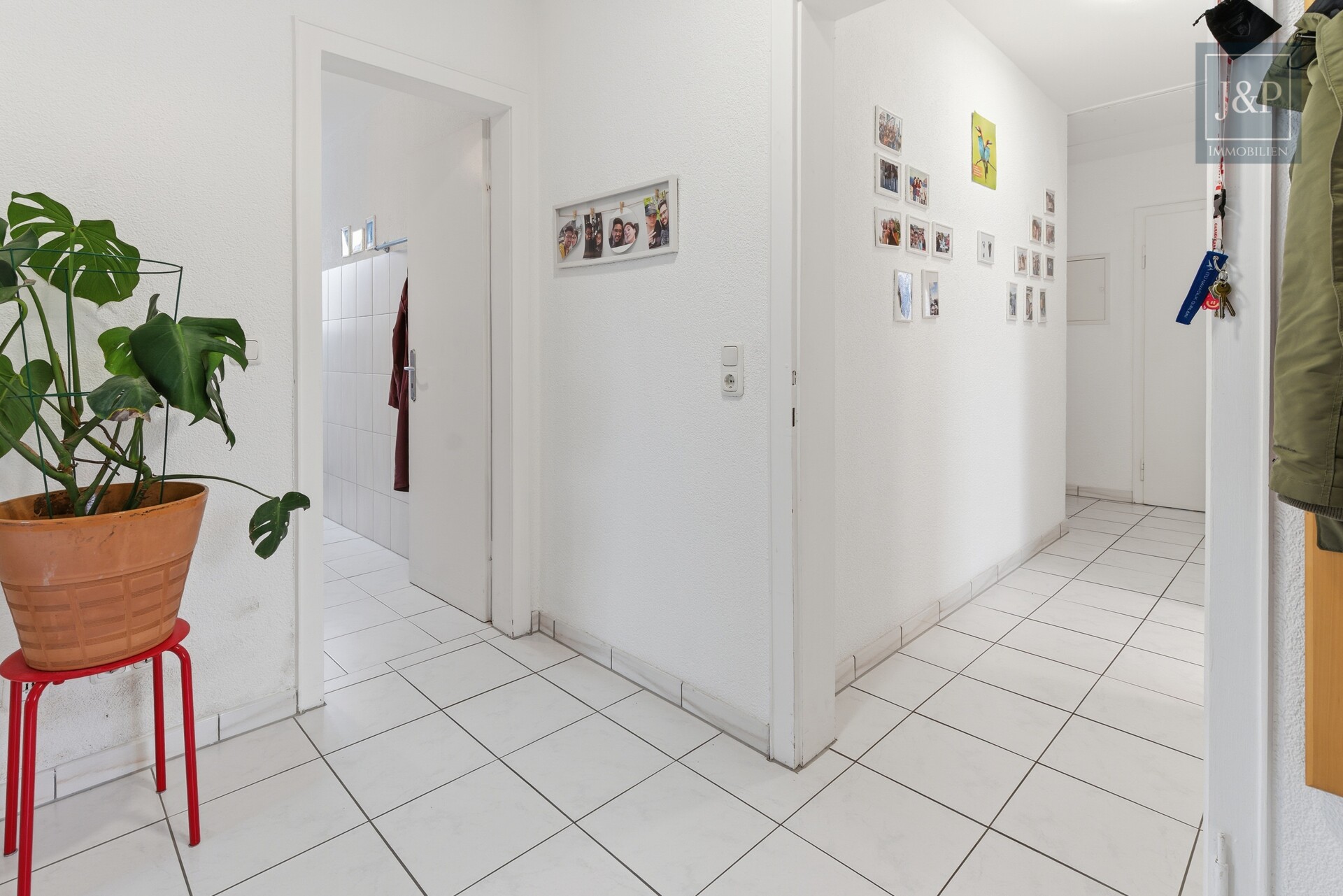 Sanierte DG-Wohnung mit großer Terrasse. Ideal für Kapitalanleger UND Eigennutzer - Flur